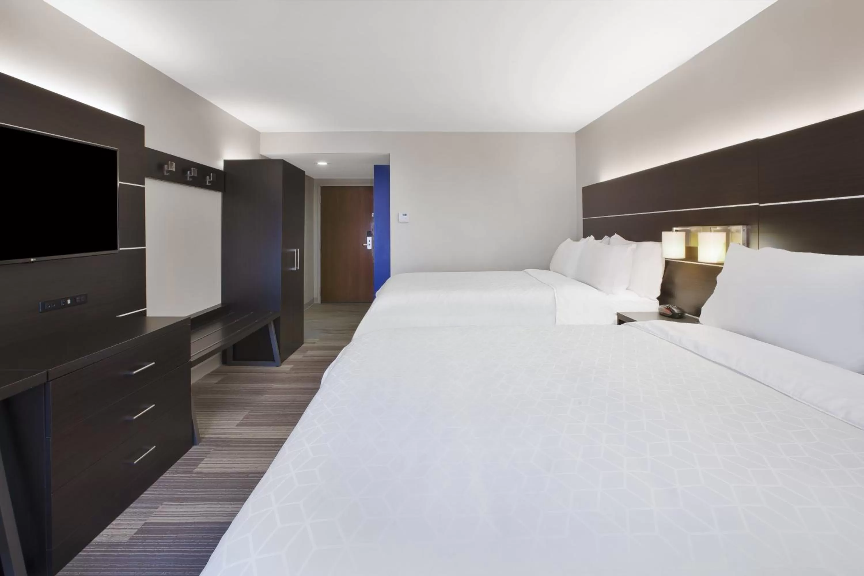 Photo of the whole room, Bed in Holiday Inn Express Tiffin by IHG