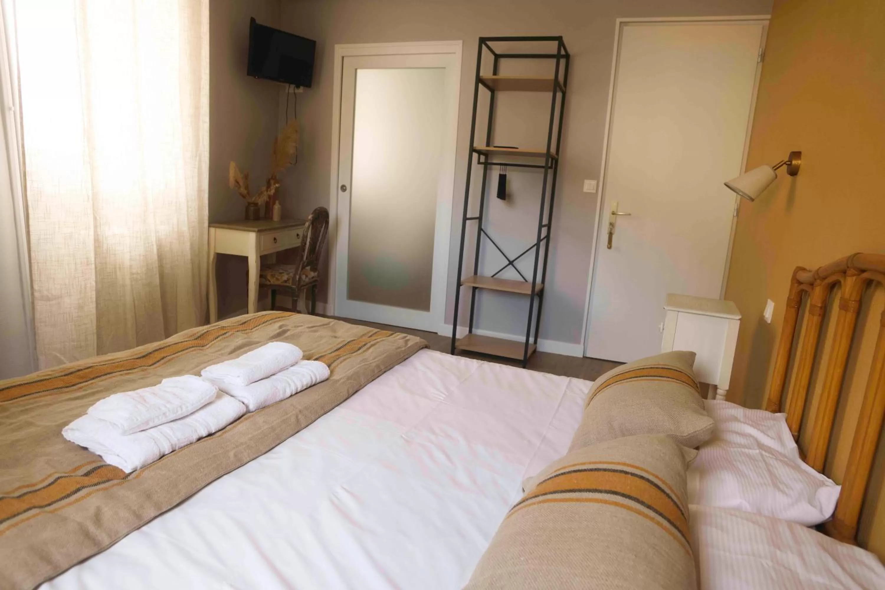 Photo of the whole room, Bed in Le Neptune