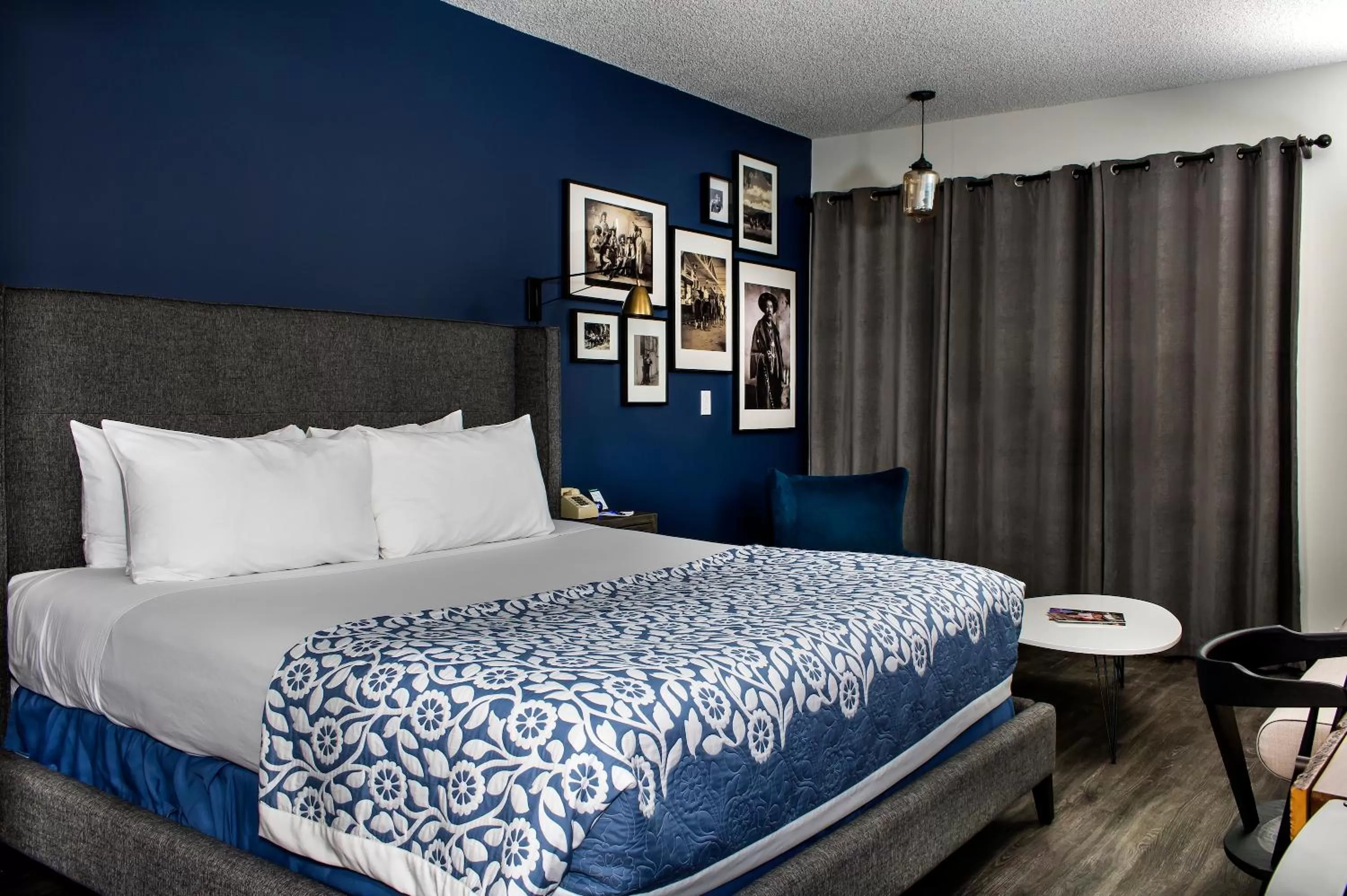 Disability Access - 1 King Bed  in Sideways Inn