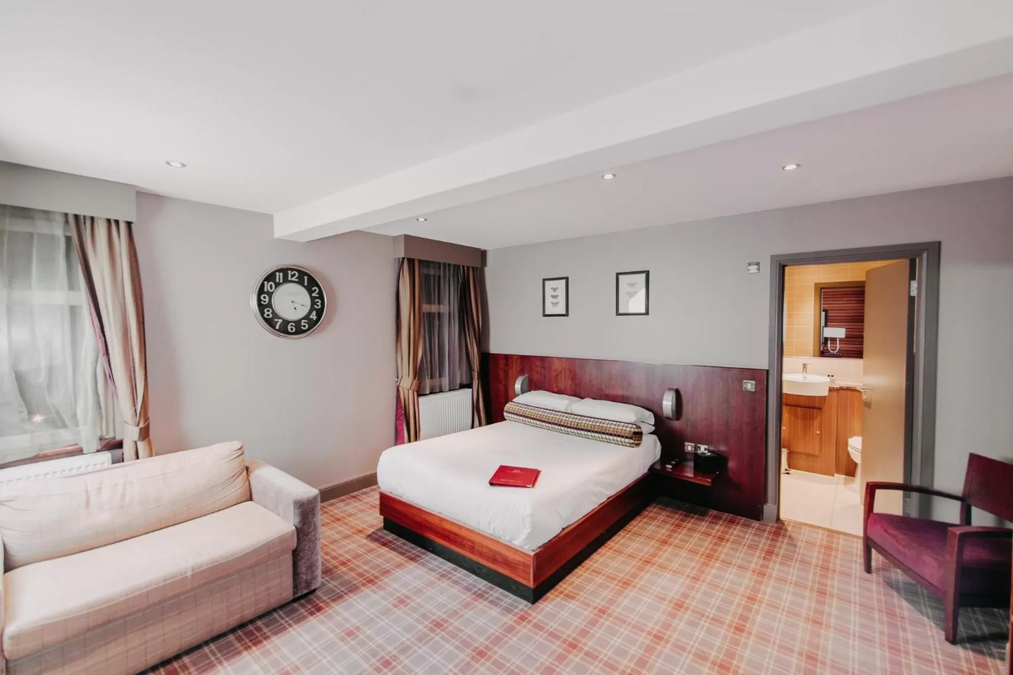 Bedroom, Bed in Lynnhurst Hotel