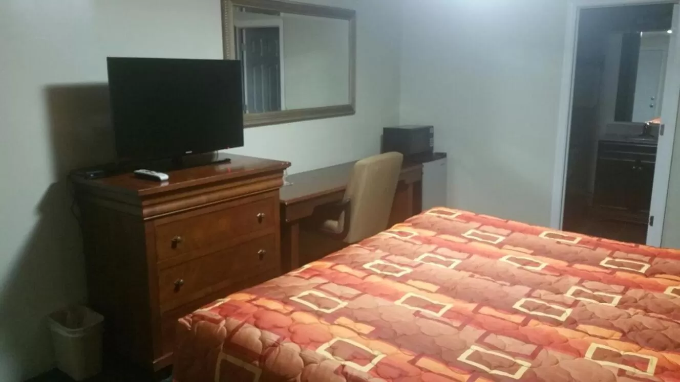 Bed in Slumberland Motel Mount Holly