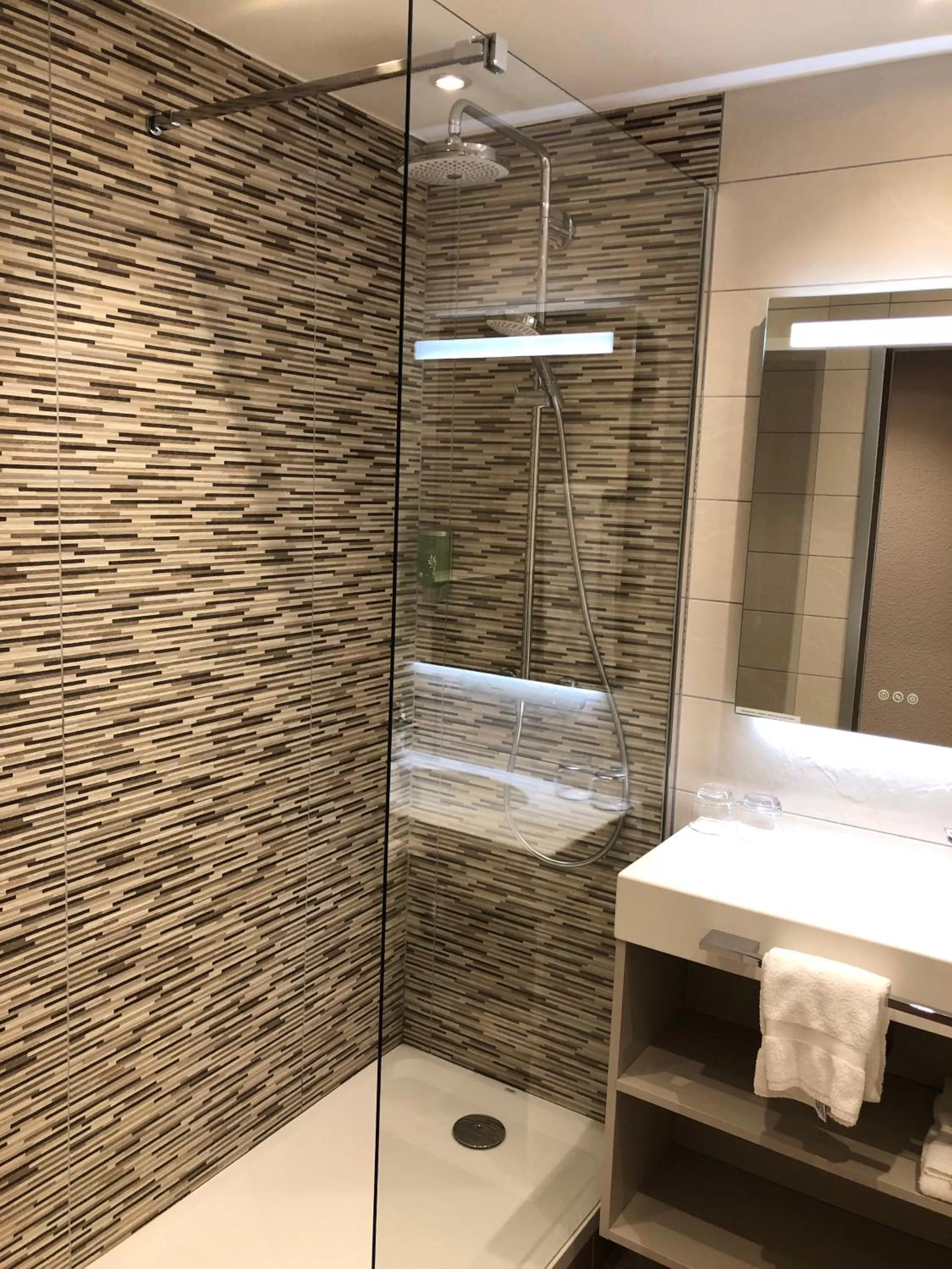 Shower in Best Western Marseille Aeroport