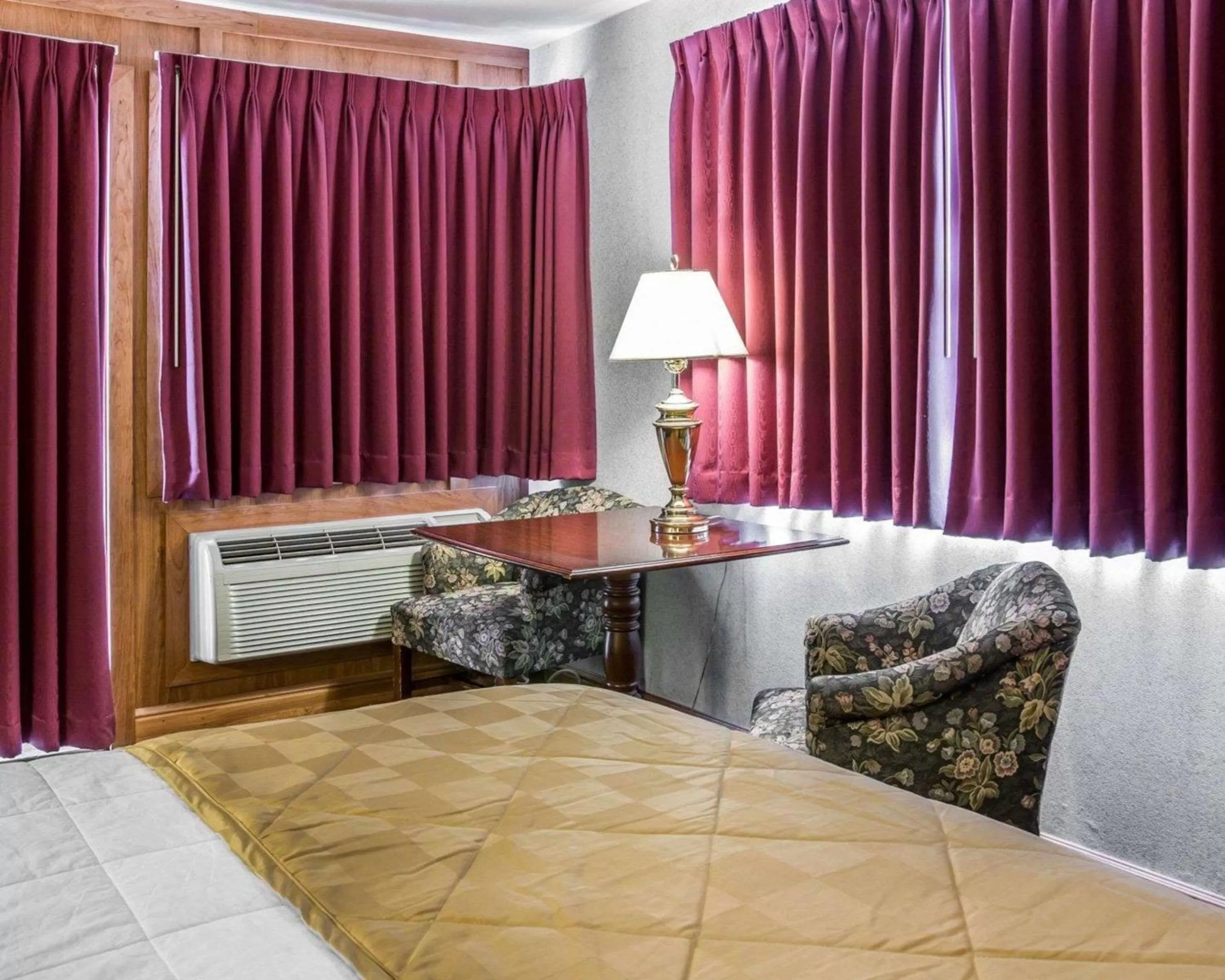 Photo of the whole room, Bed in Clarion Hotel Mackinaw City Beachfront