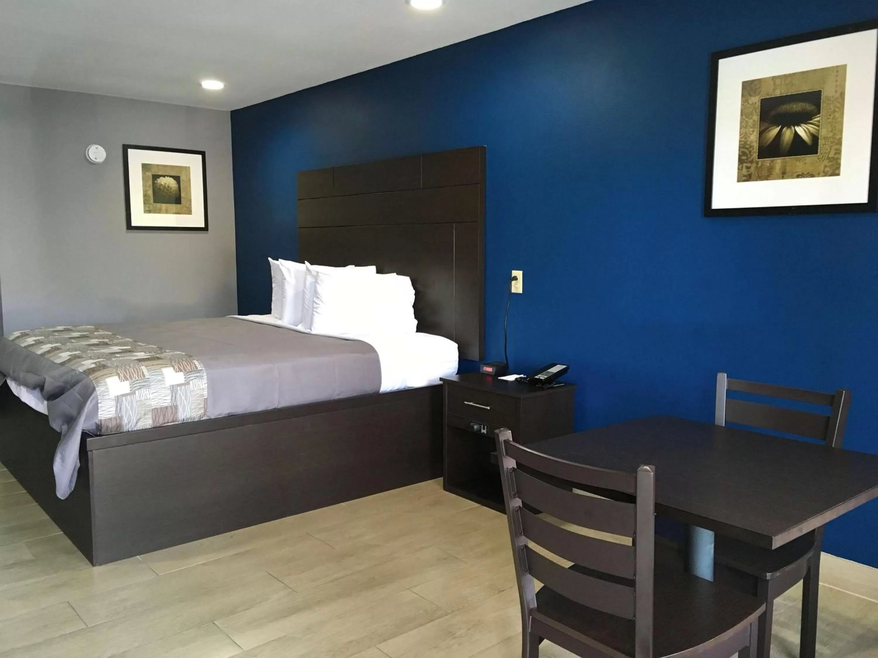 Bedroom, Bed in Americas Best Value Inn Denham Springs