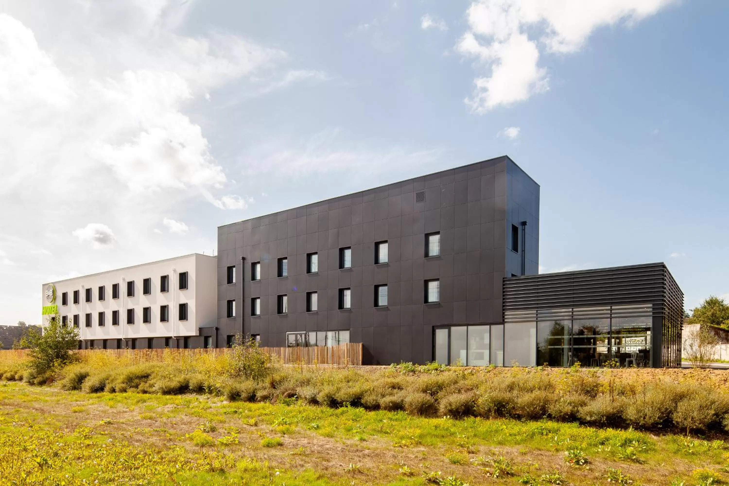 Property building in B&B HOTEL Igny Palaiseau