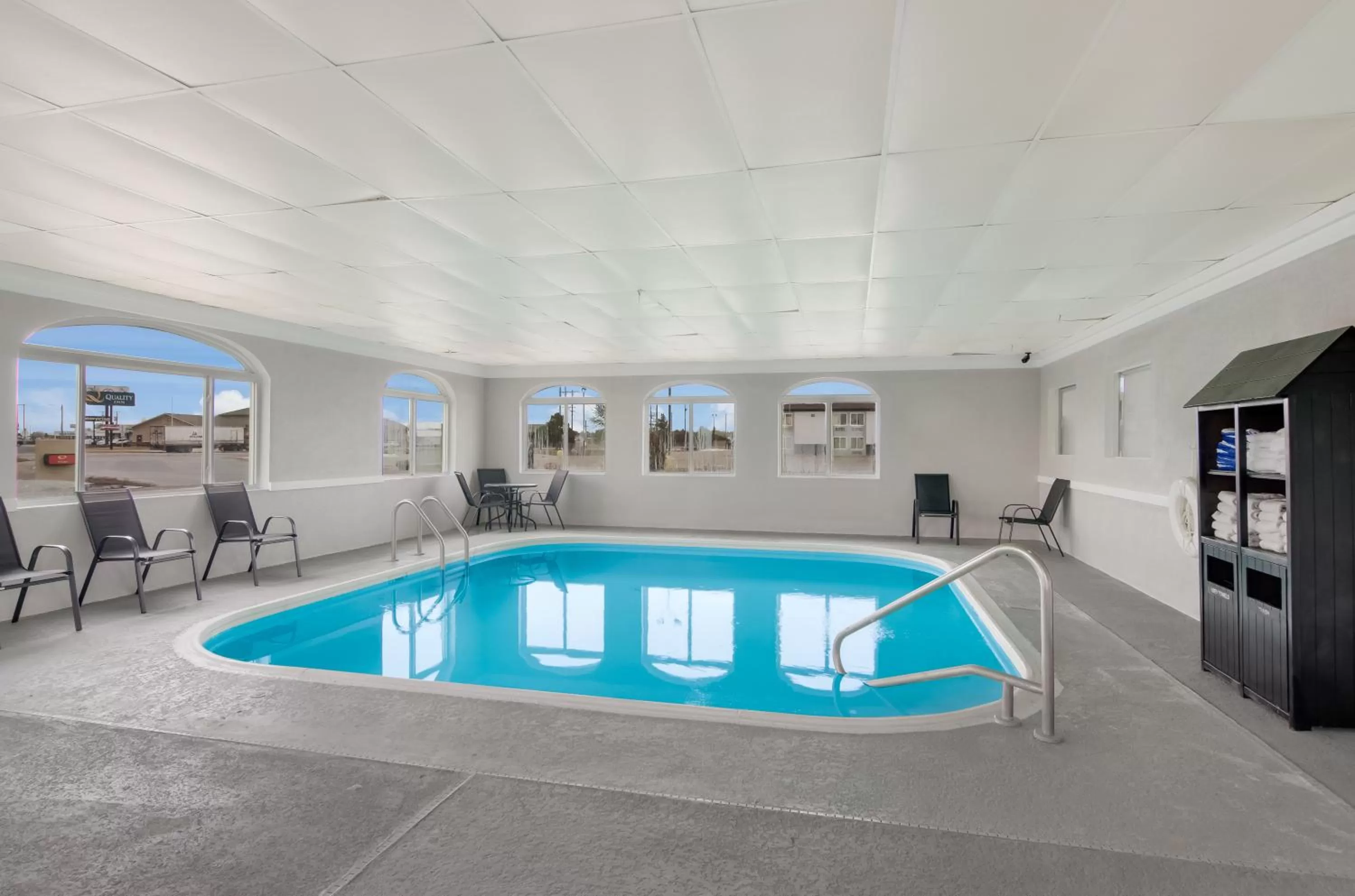 Swimming pool in Econo Lodge Scottsbluff