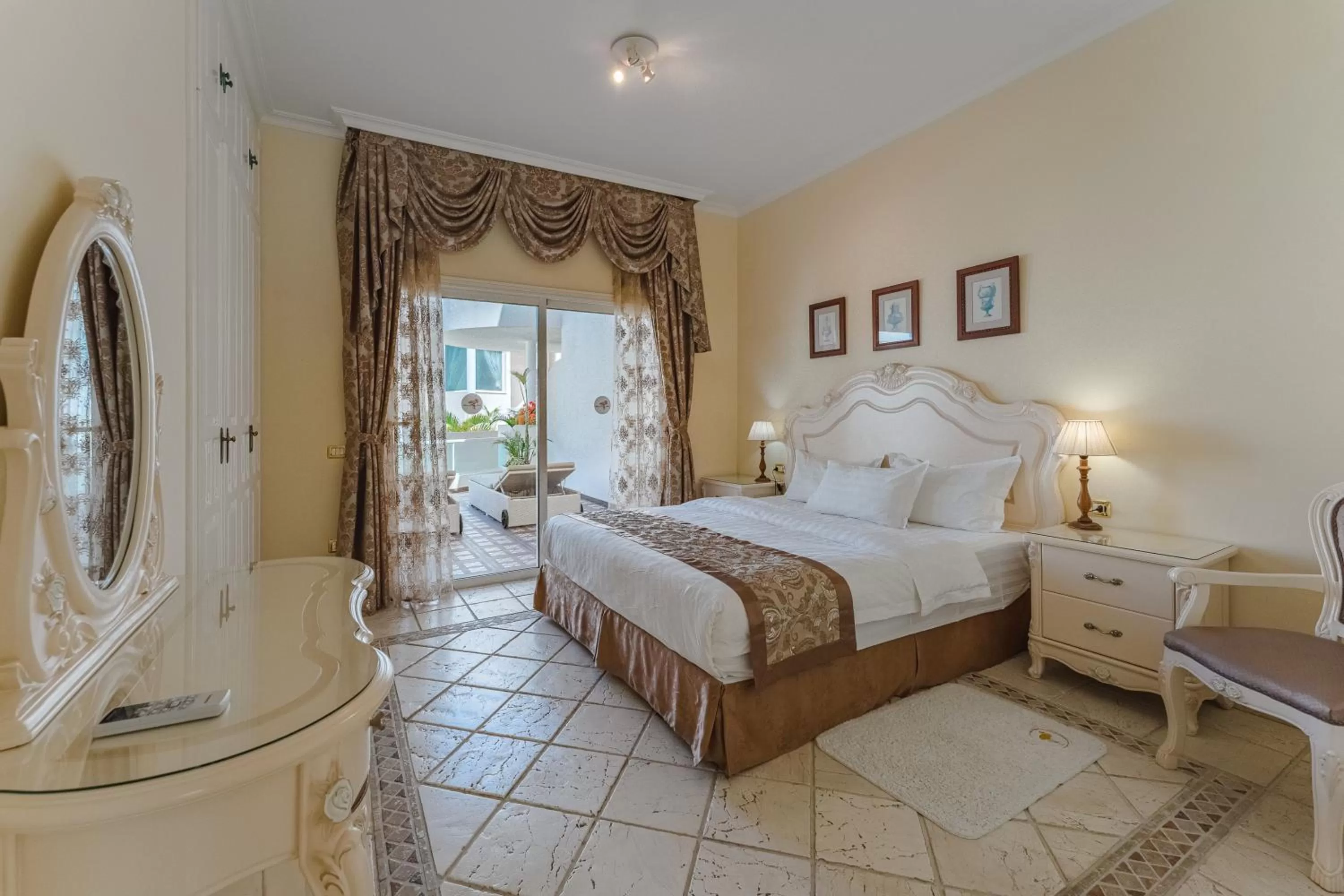 Bed in Flamingo Suites Boutique Hotel