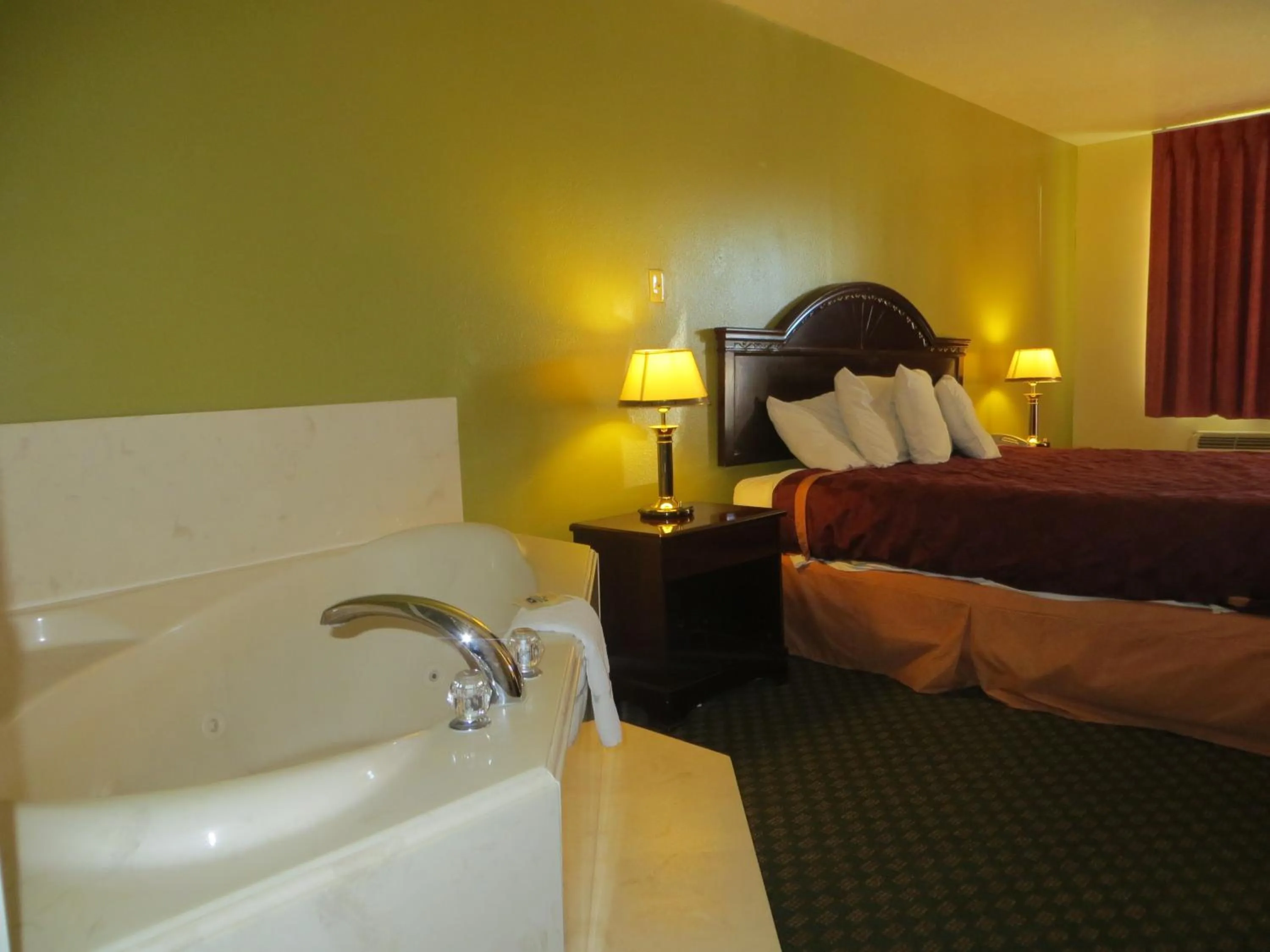 Photo of the whole room, Bed in Americas Best Value Inn & Suites Hempstead