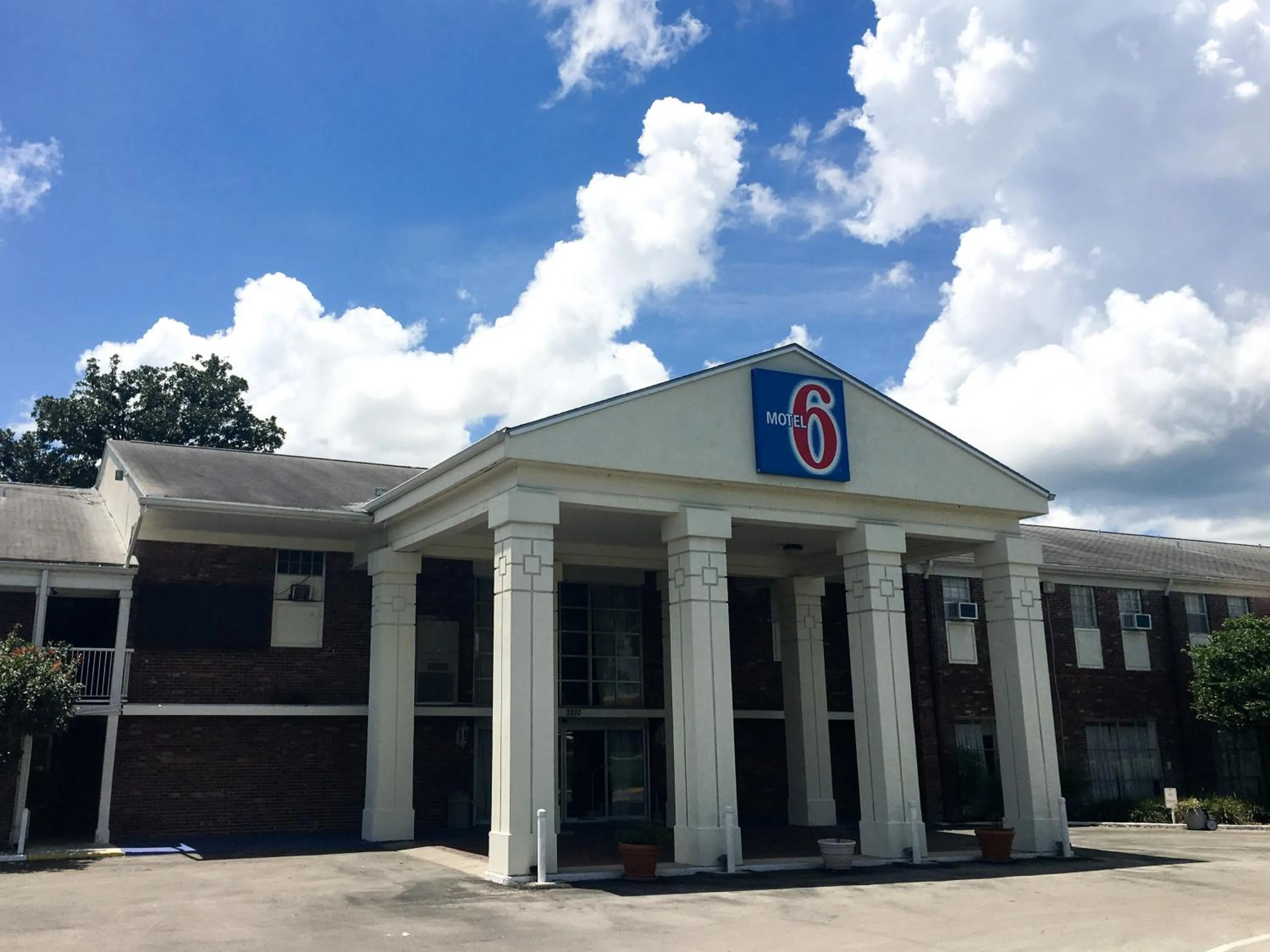 Facade/entrance in Motel 6-Ocala, FL - Conference Center