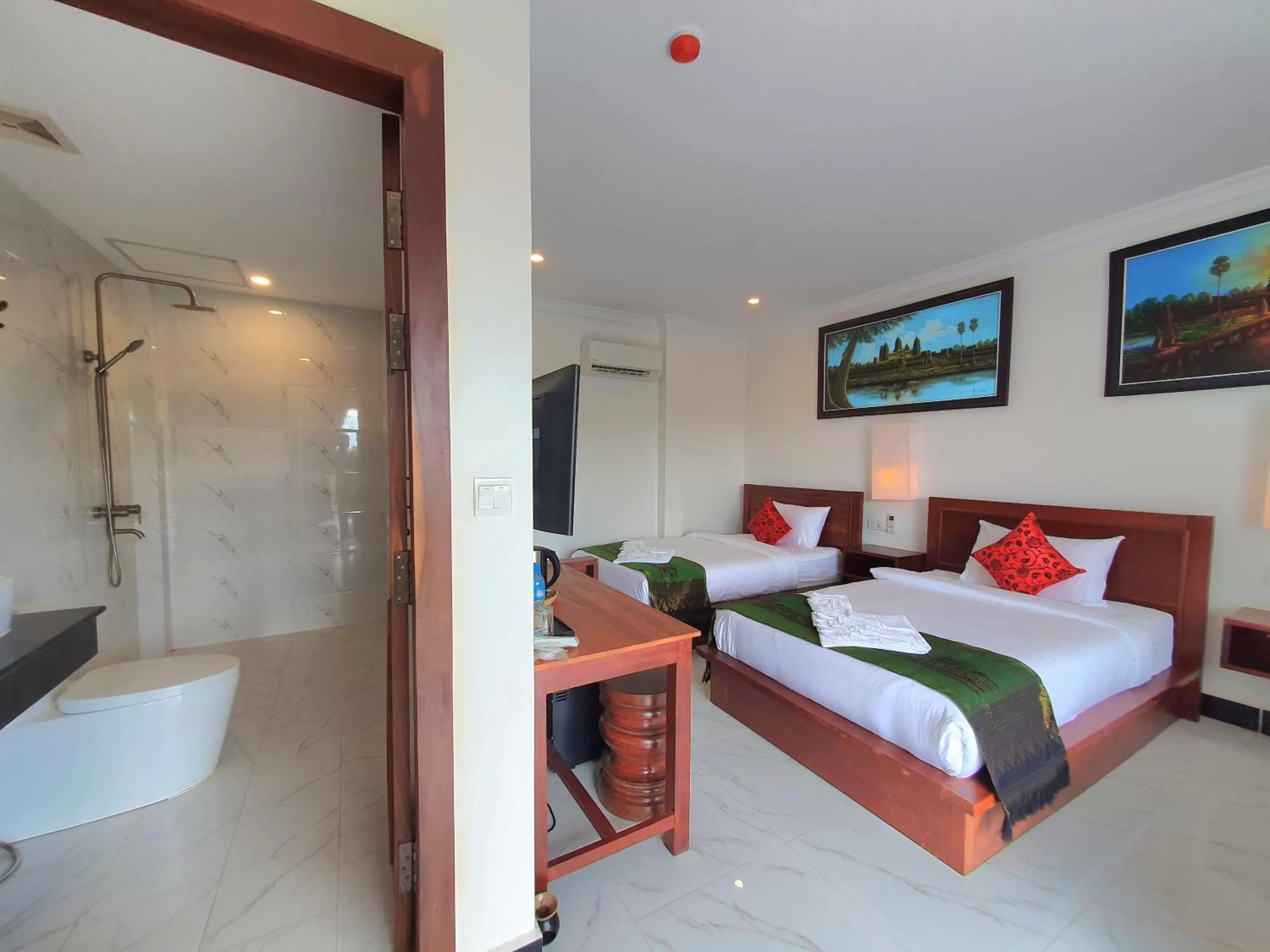 Bed in Long Night Siem Reap Hotel