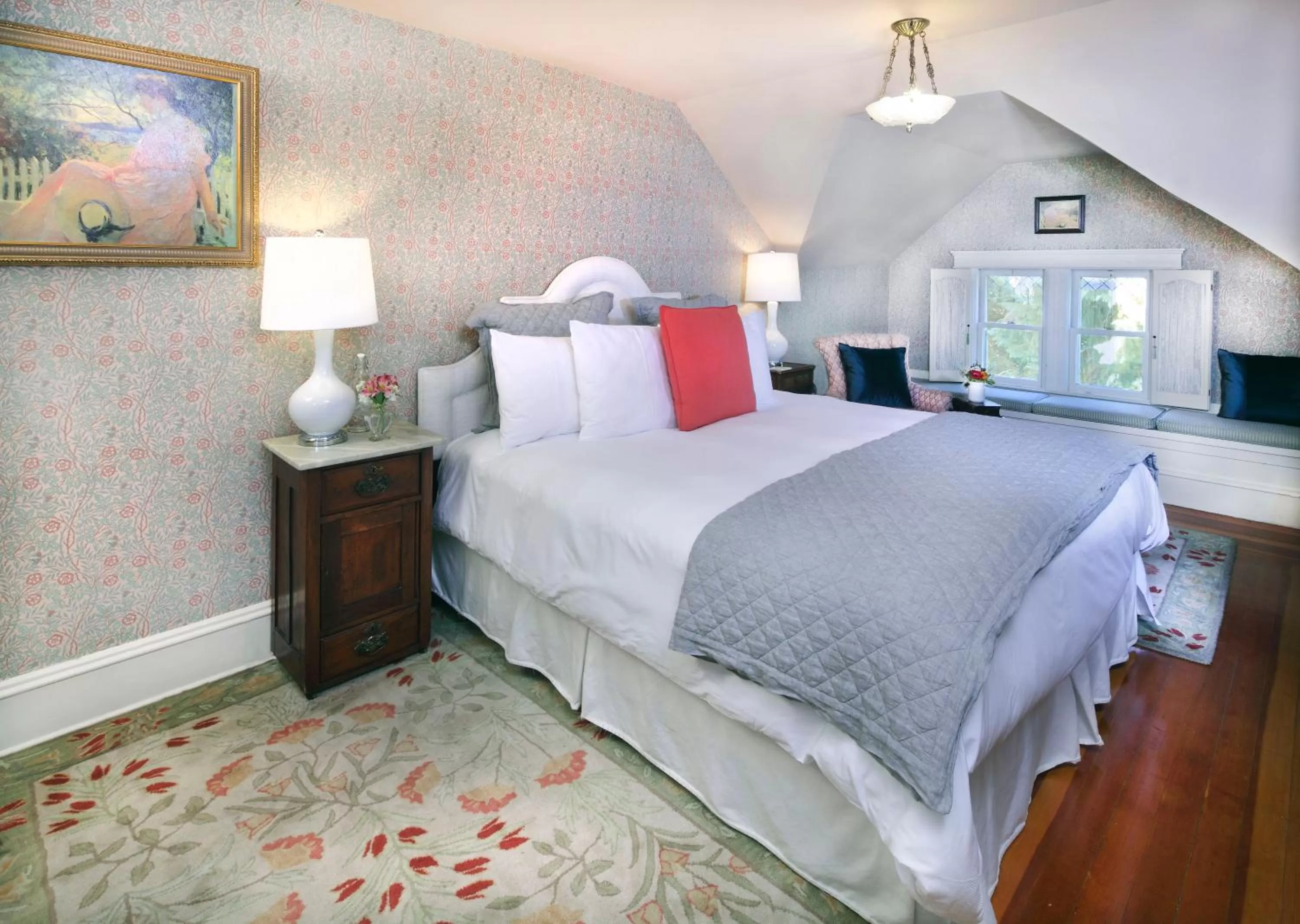 Photo of the whole room, Bed in Calderwood Inn