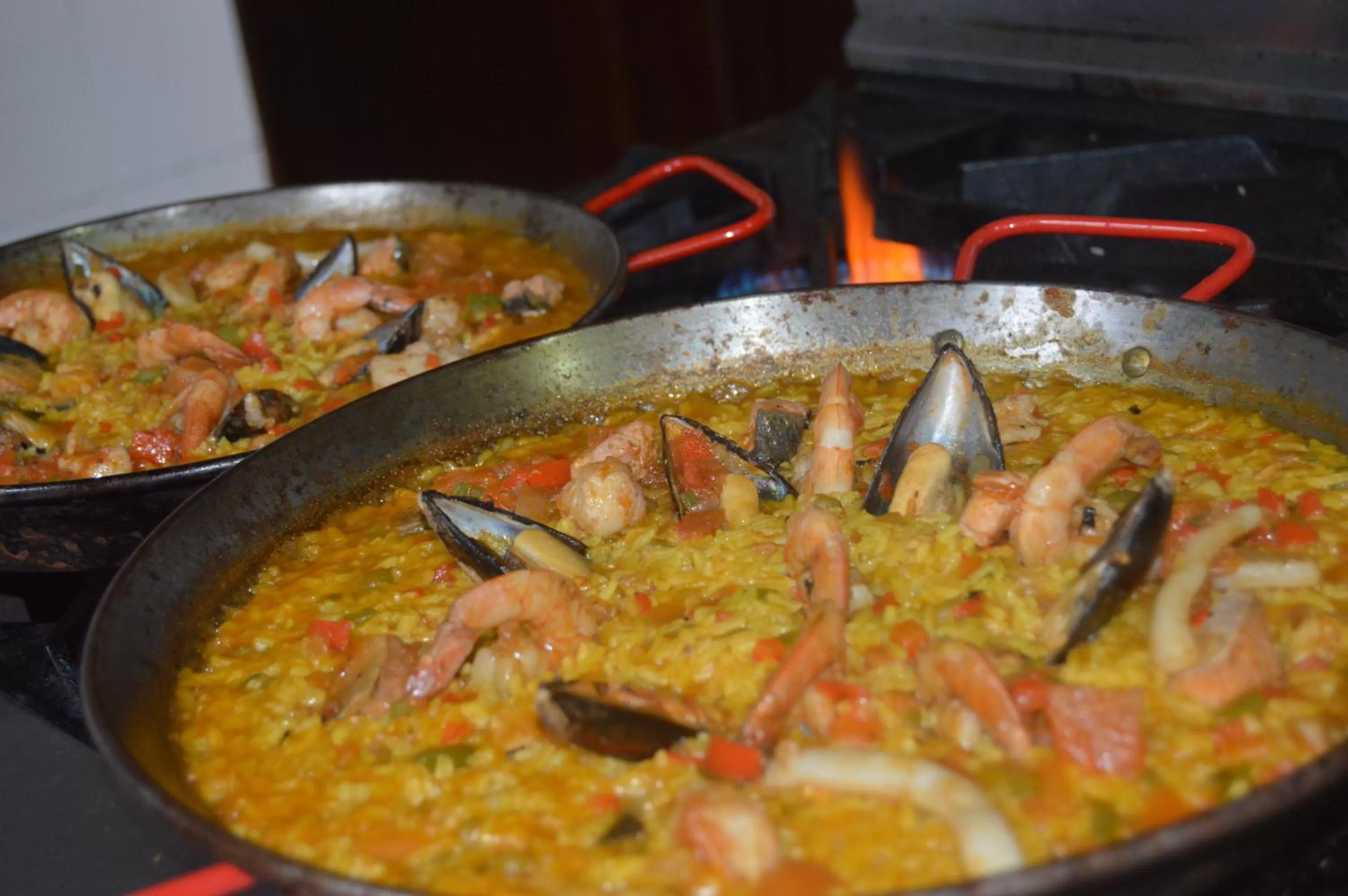 Restaurant/places to eat in Golden House Hotel & Convention Center