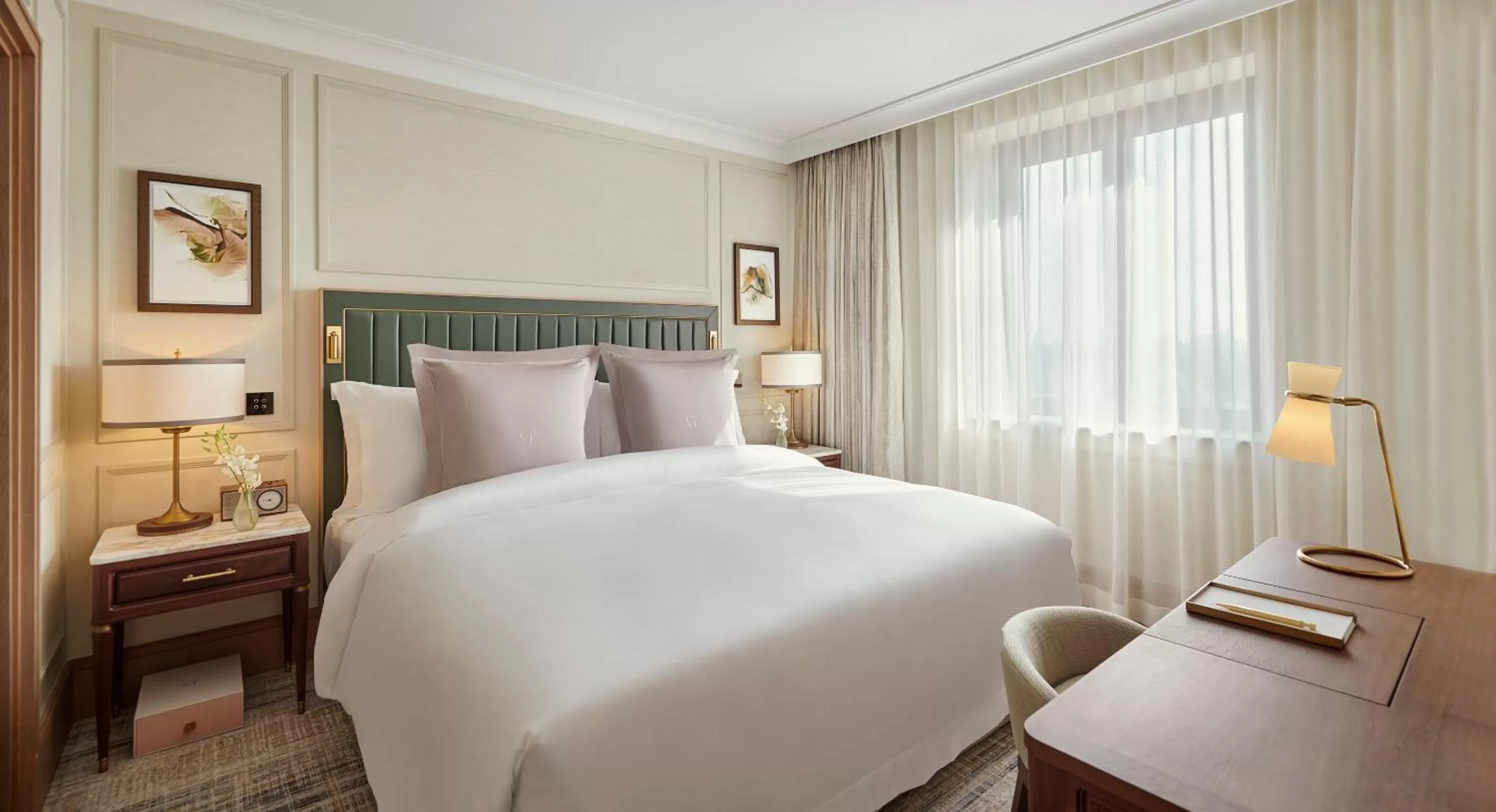 Bed in Jumeirah Carlton Tower London