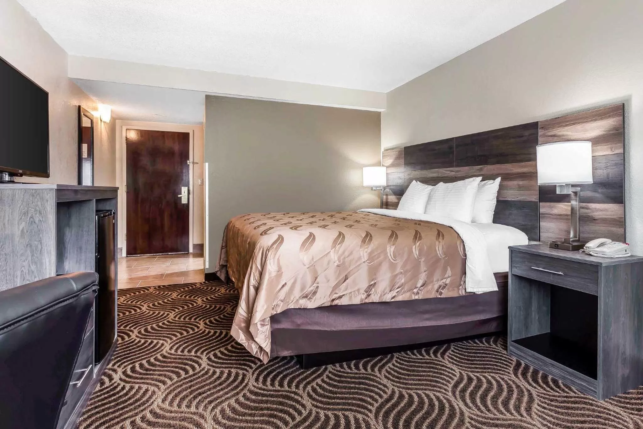 Bed in Quality Inn & Suites Salisbury South