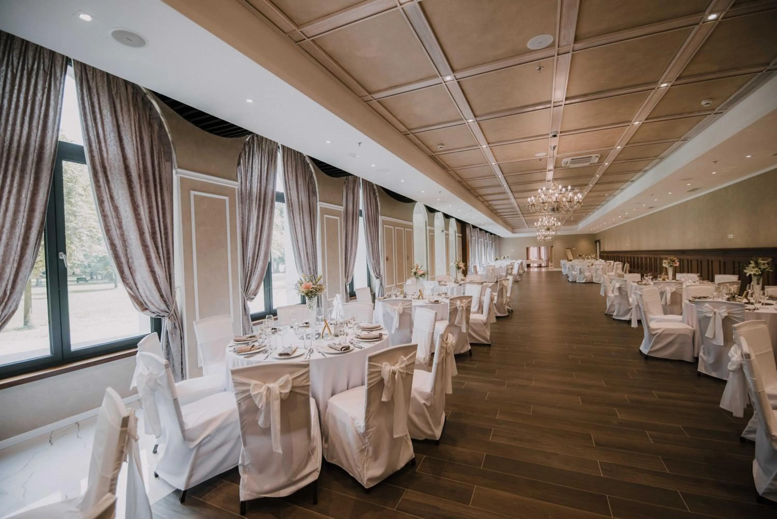 Restaurant/places to eat in Hotel Austria & Bosna