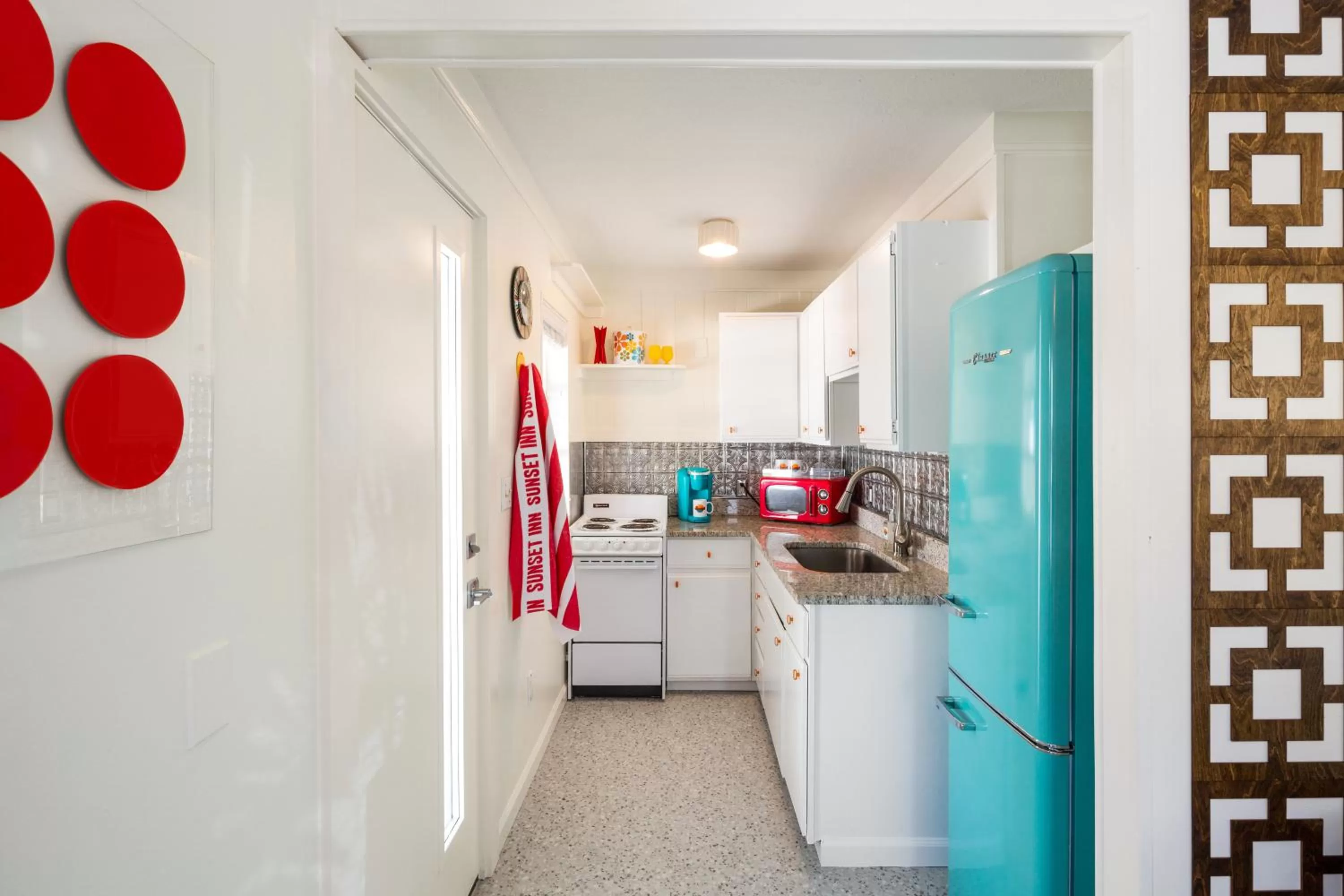 Kitchen or kitchenette in Sunset Inn and Cottages