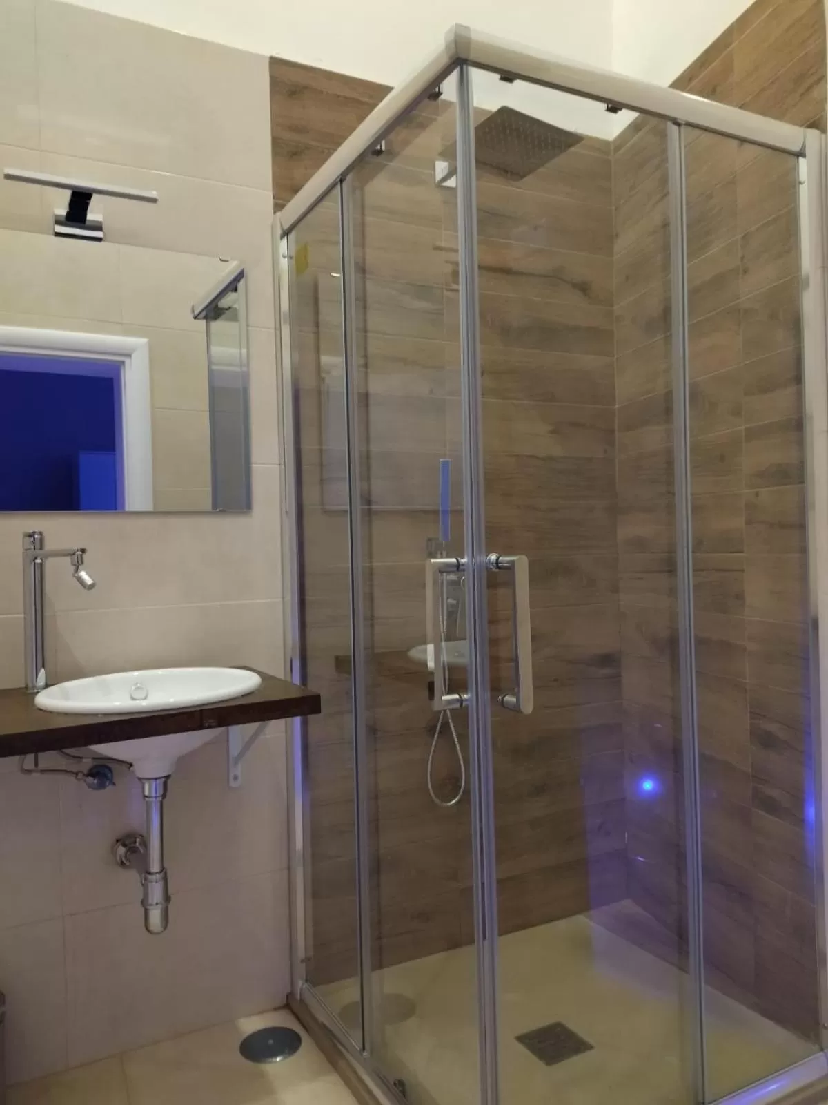 Shower, Bathroom in RELAIS TORRE GLORIA