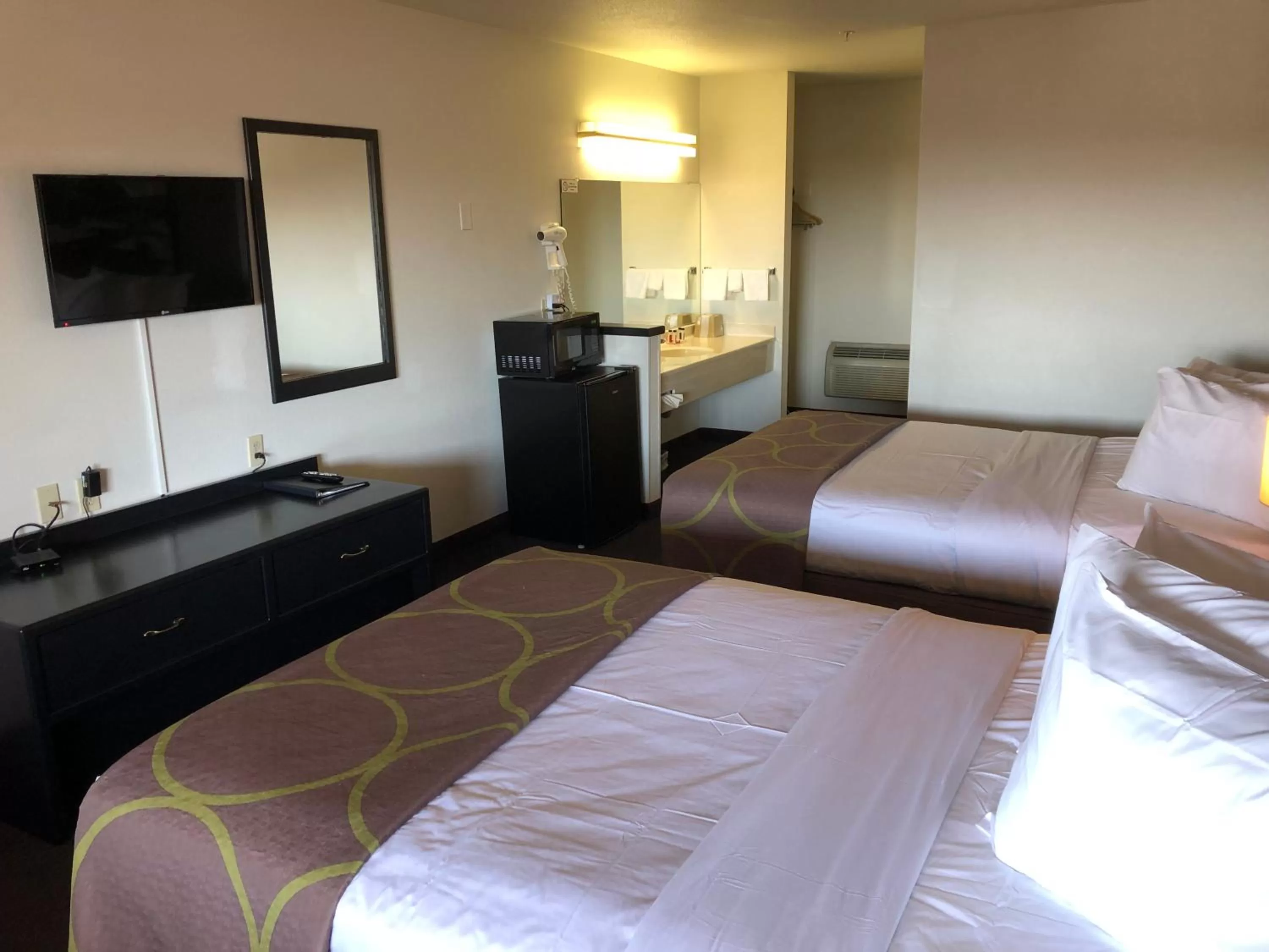 Bedroom, Bed in Super 8 by Wyndham Fernley