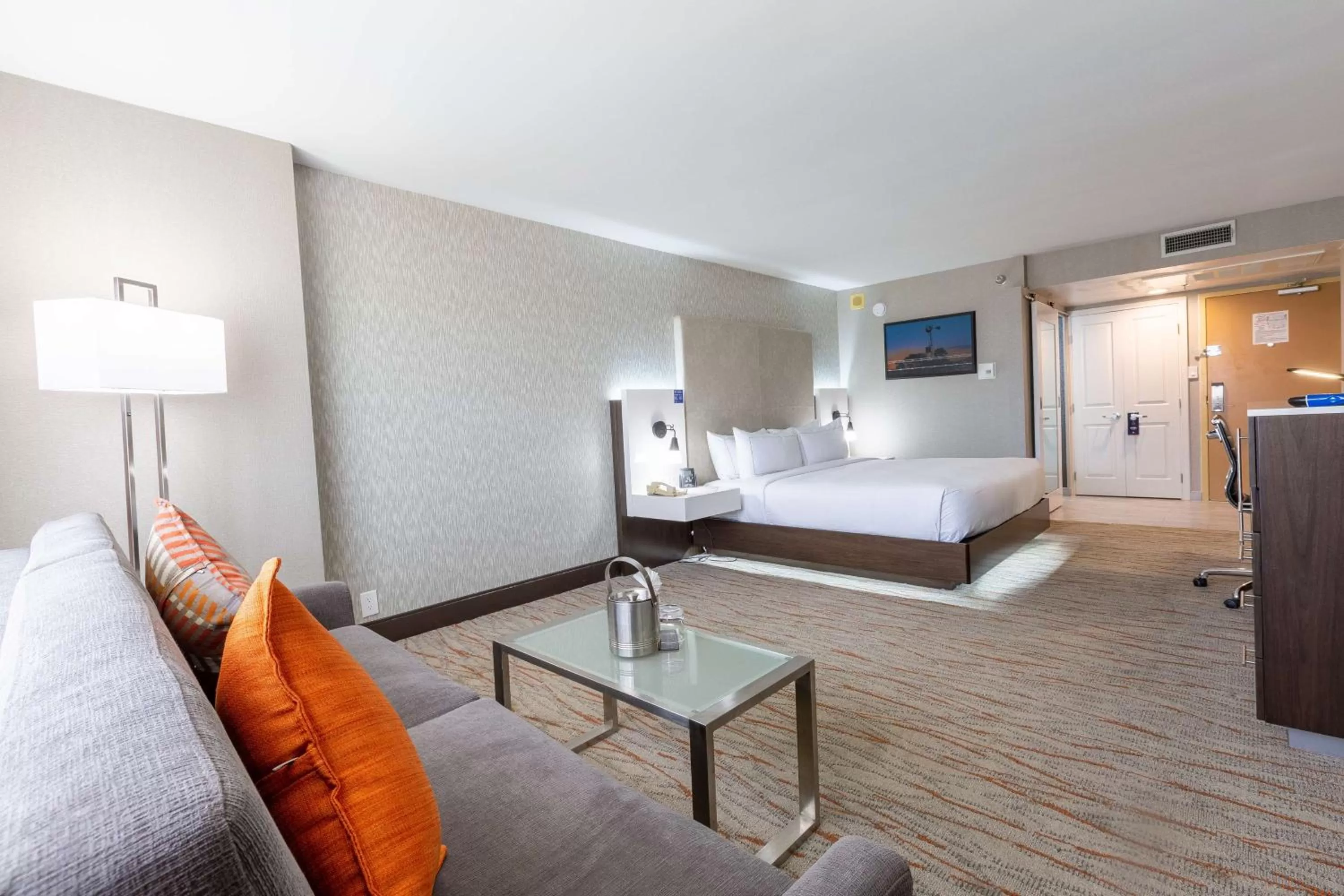 Living room, Bed in DoubleTree by Hilton Dallas/Richardson