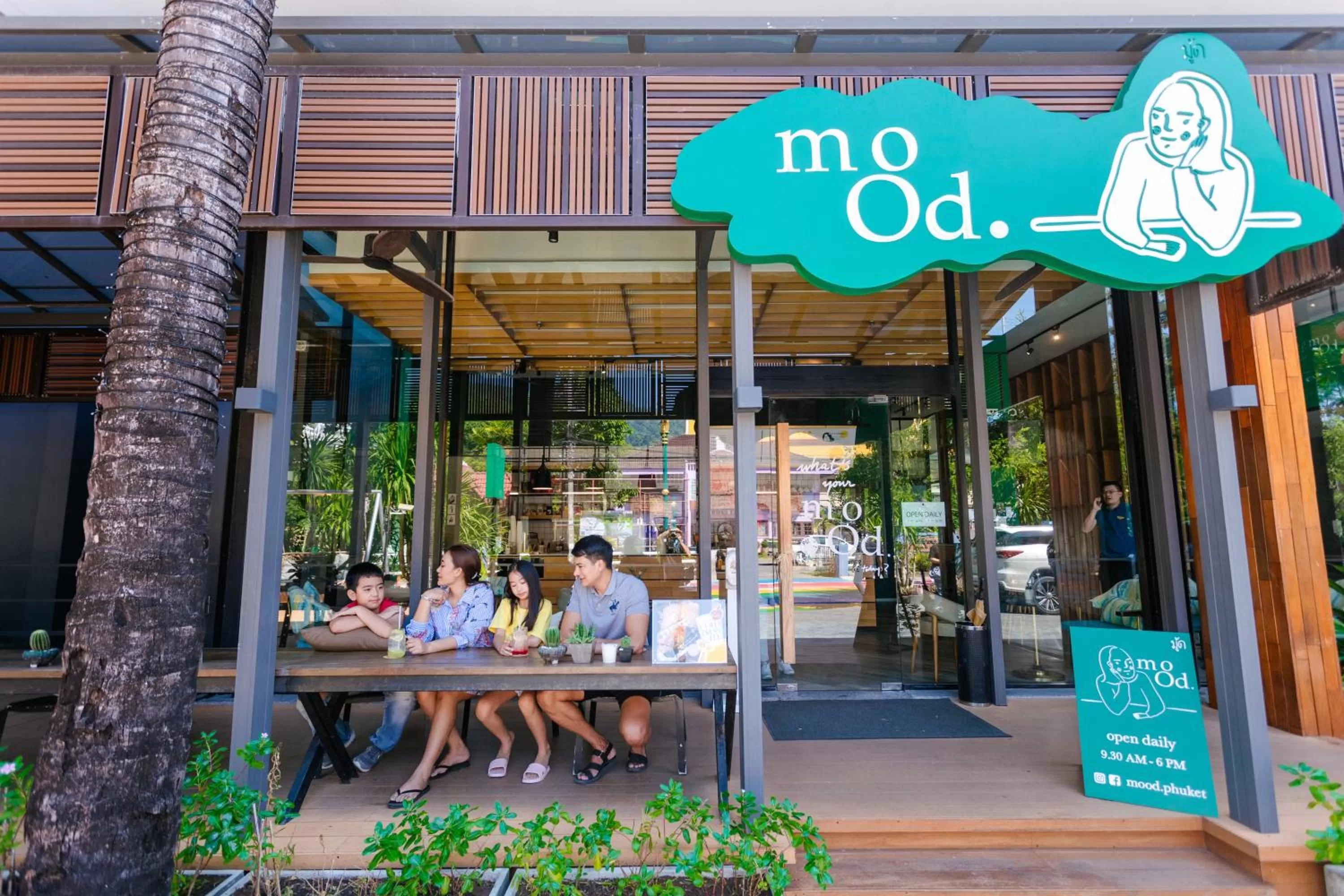 Restaurant/places to eat in Holiday Inn Express Phuket Patong Beach Central by IHG