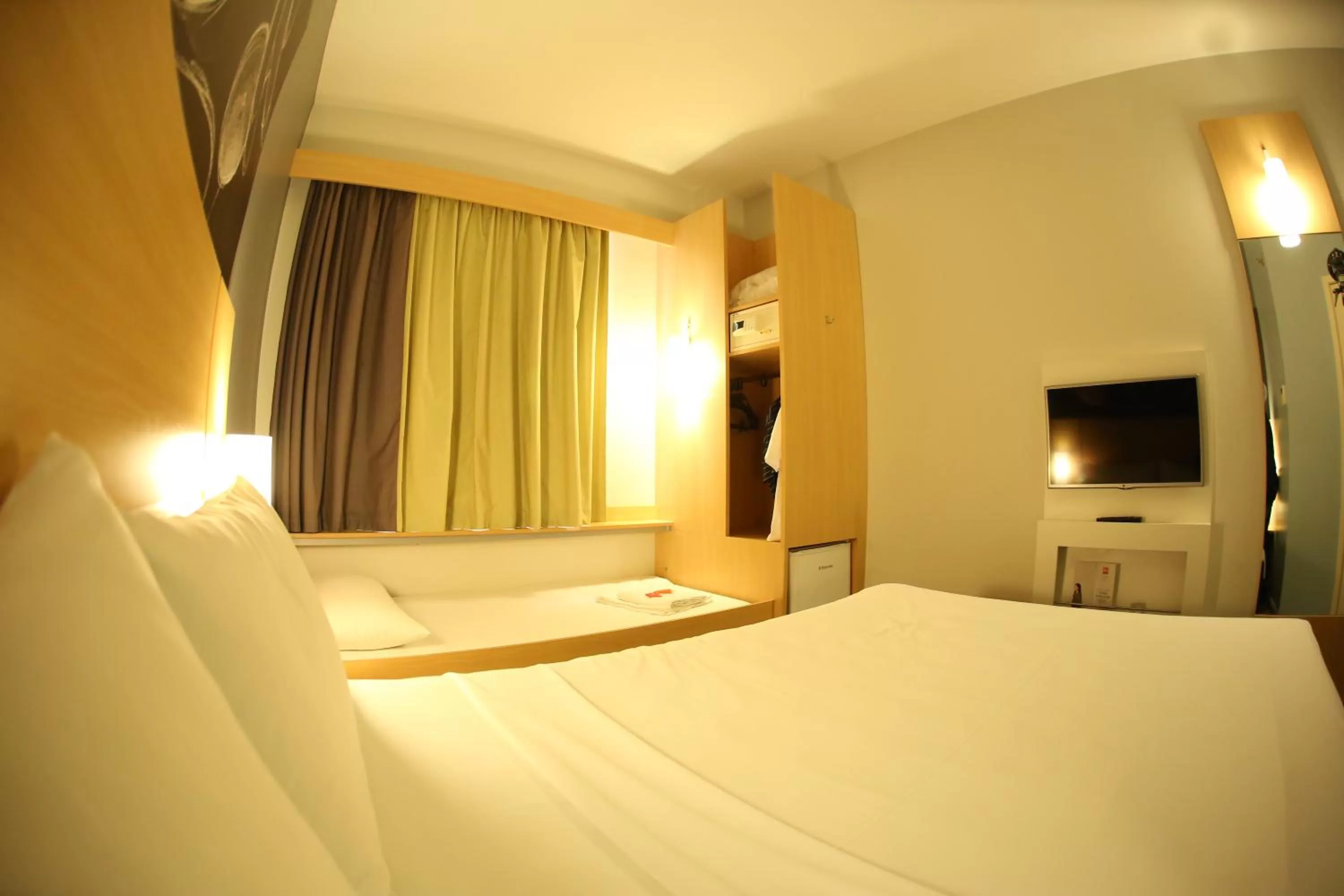 Photo of the whole room, Bed in ibis Jatai