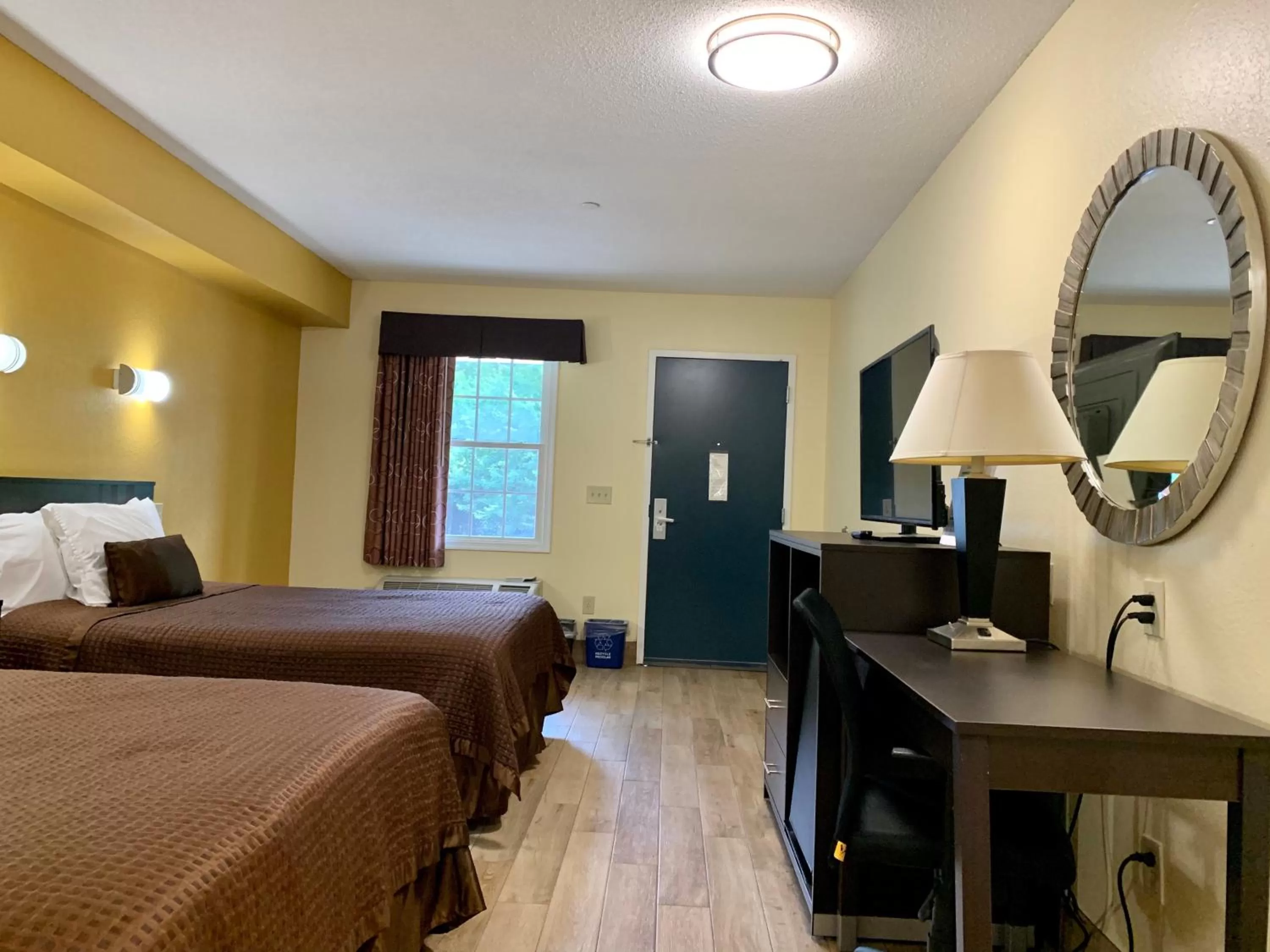 Bed in Executive Inn & Suites Upper Marlboro