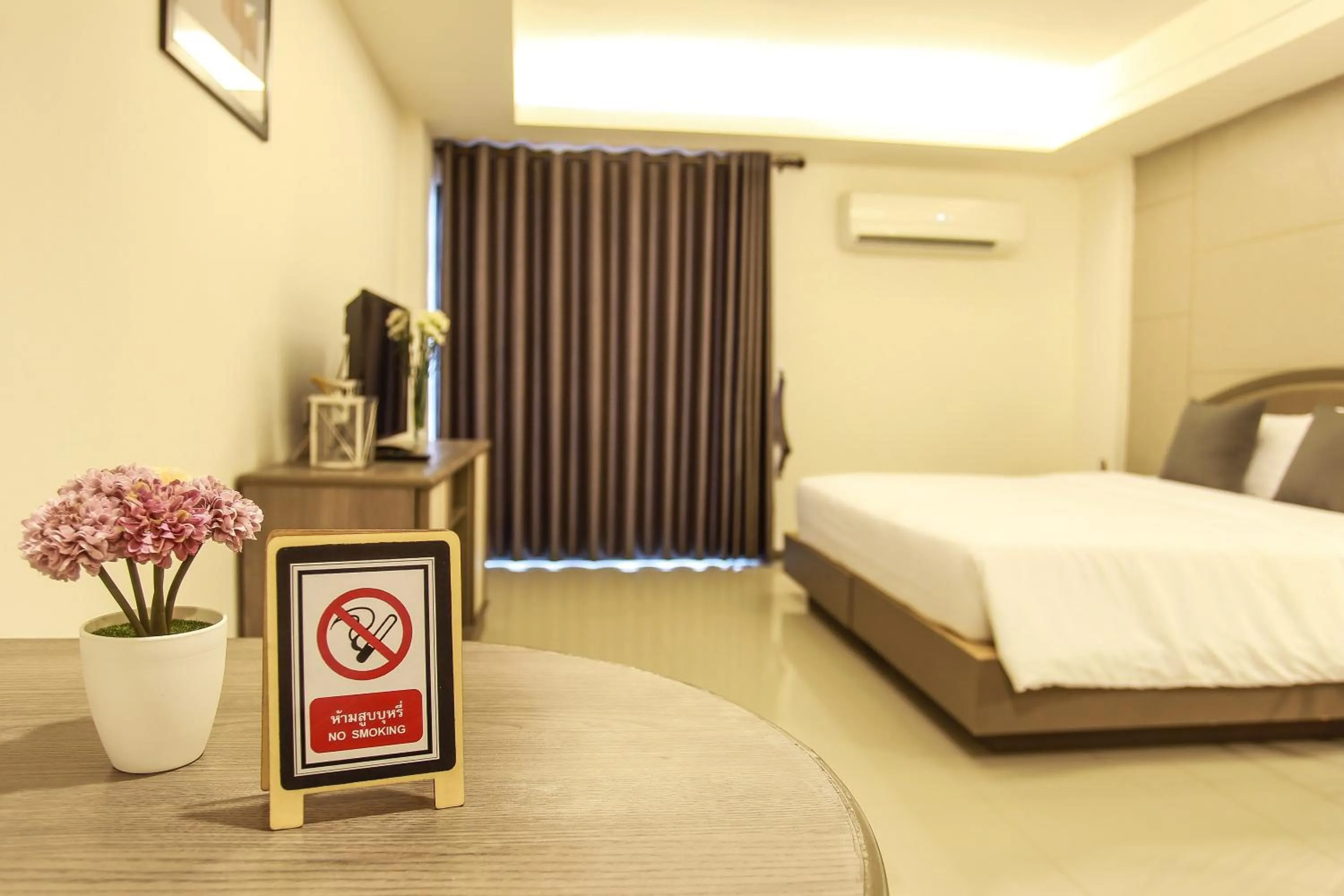 Photo of the whole room, Bed in Lee Garden Bangkok