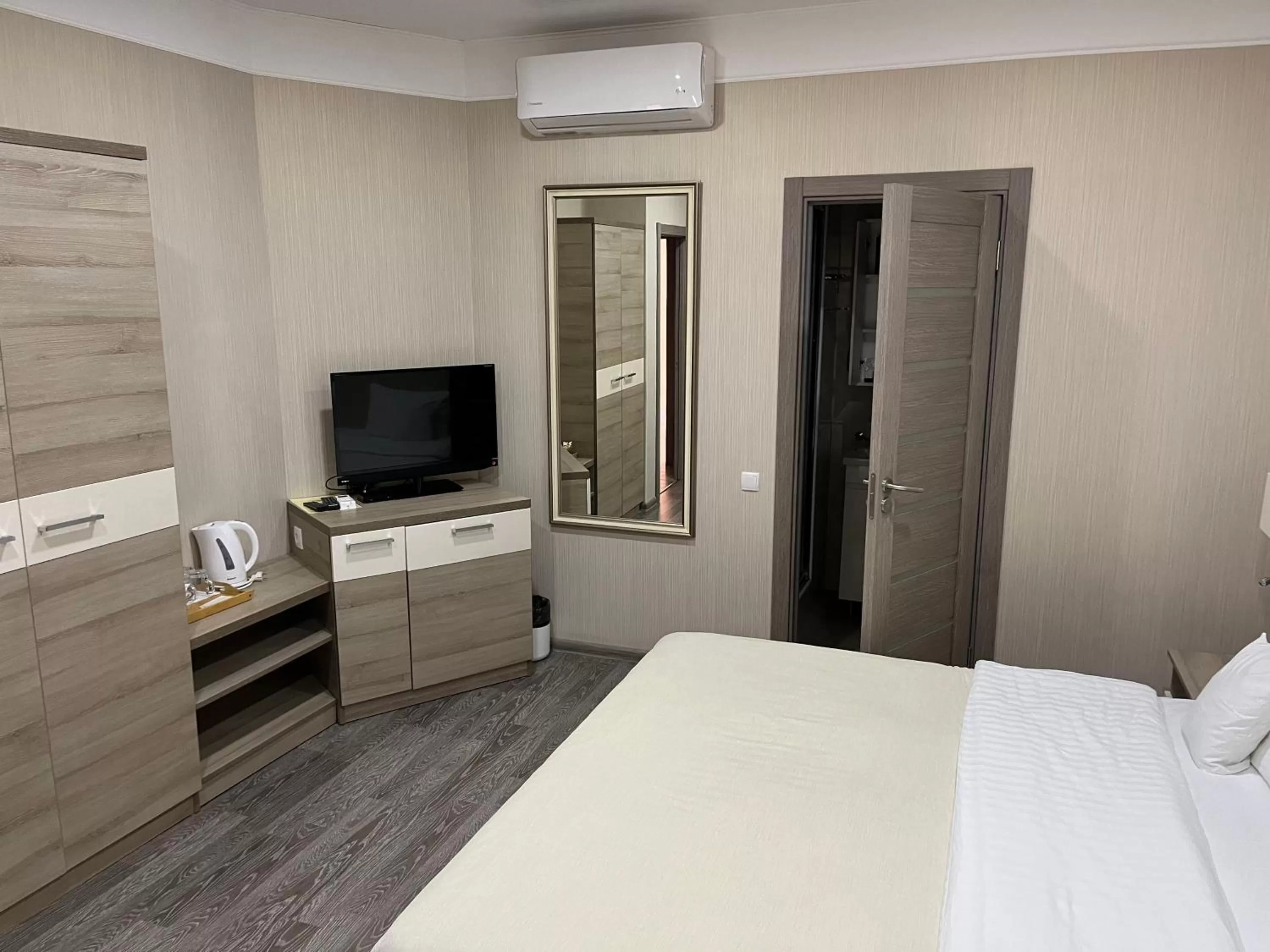 Bed, TV/Entertainment Center in Elite Hotel
