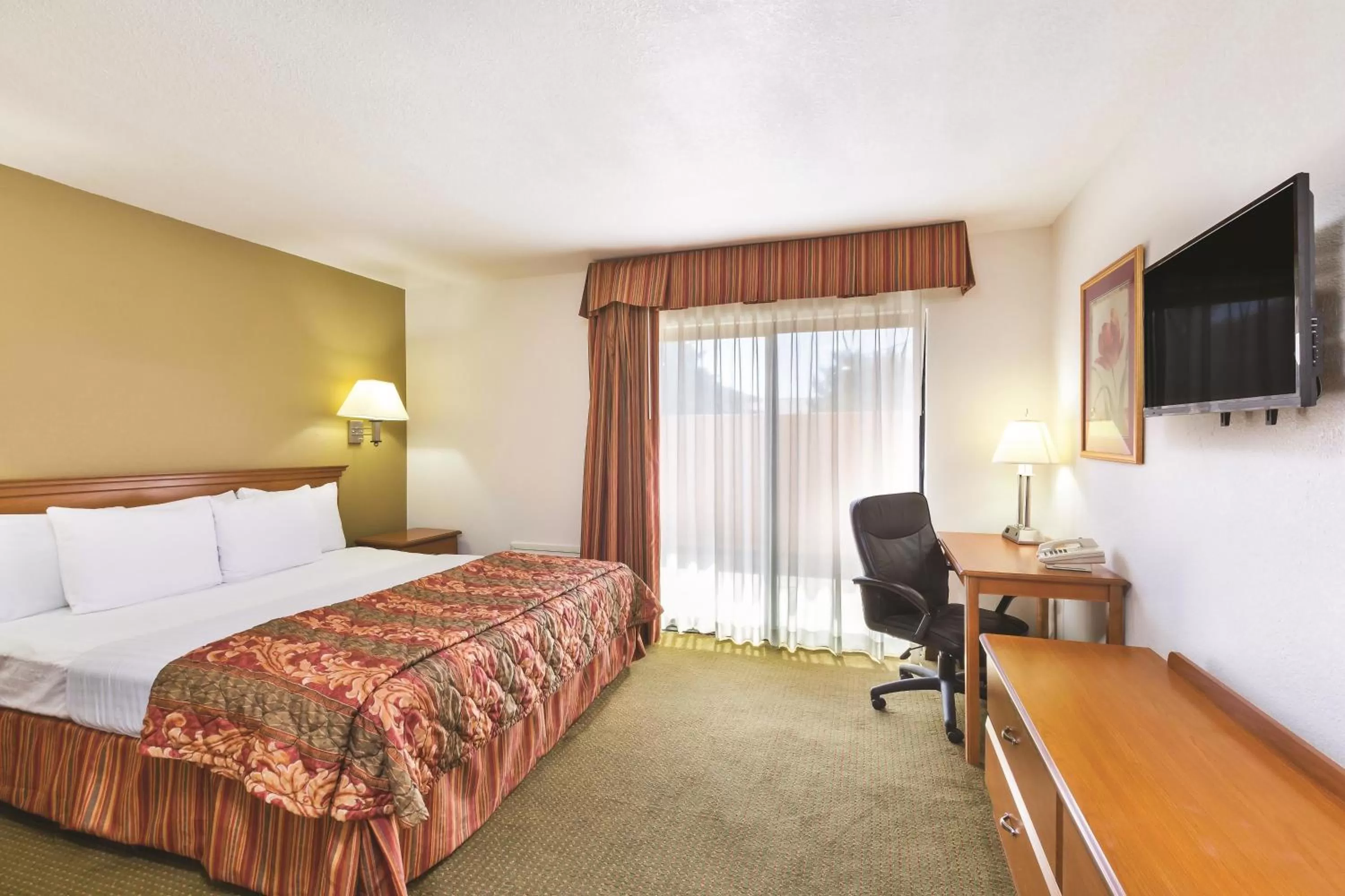 Photo of the whole room, Bed in Baymont by Wyndham Tehachapi