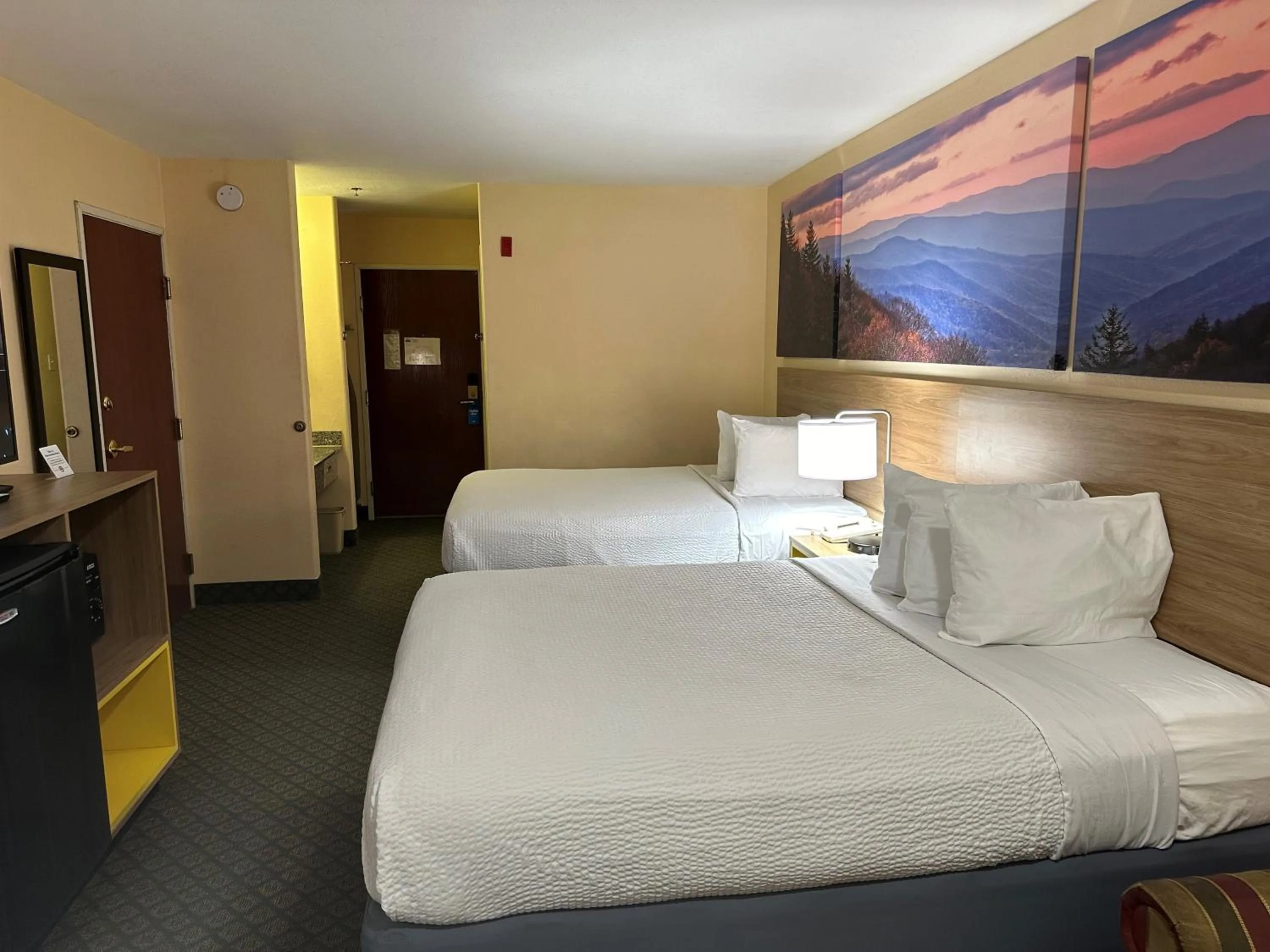 Bedroom, Bed in Days Inn & Suites by Wyndham Eunice