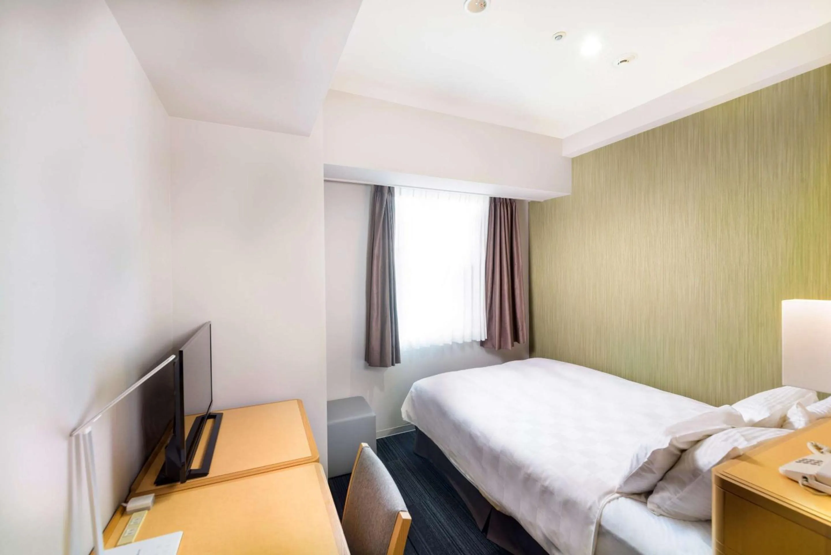 Bedroom in SureStay Plus Hotel by Best Western Shin-Osaka