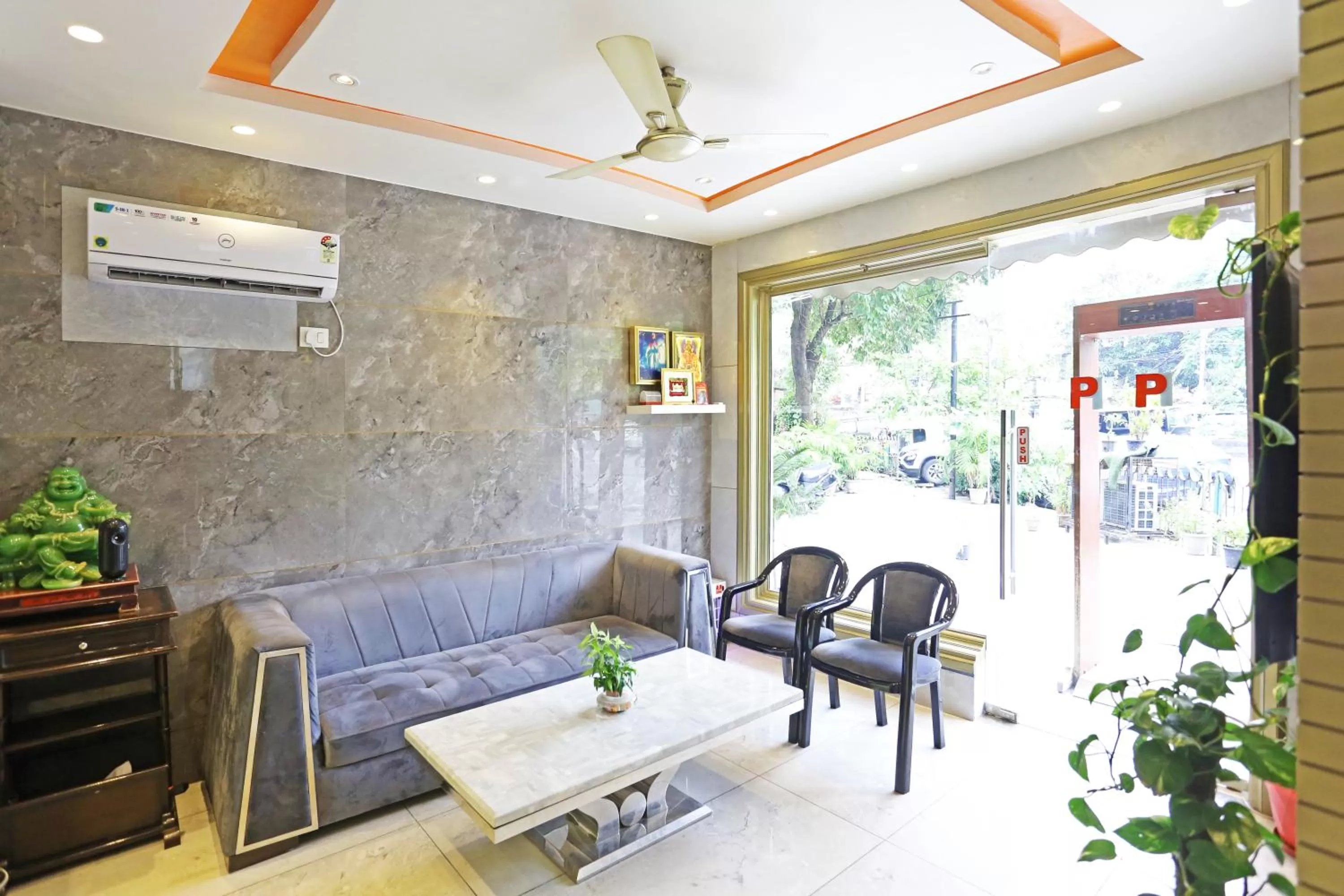 Living room, Seating Area in Frankstay By Hotel Preet in 05 mints walking Distance Nizamuddin Railway Station