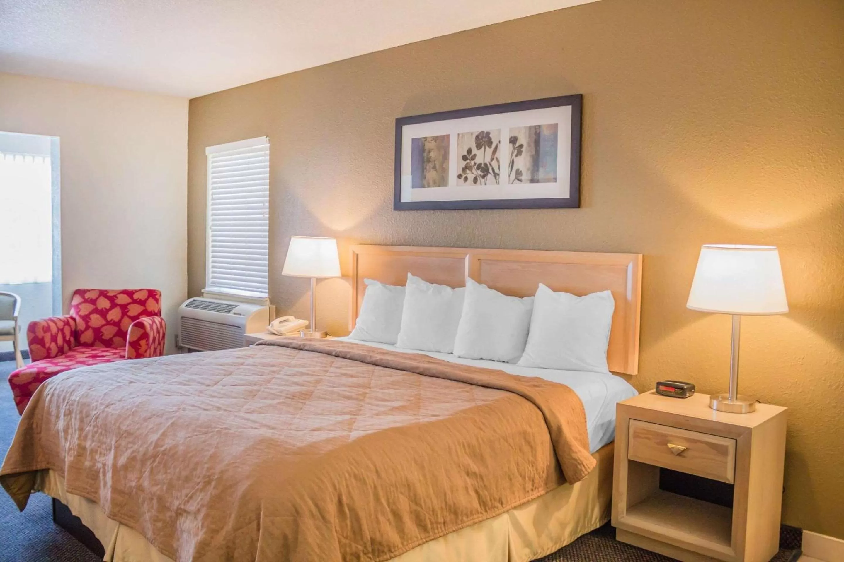 Photo of the whole room in Quality Inn Port Clinton Waterfront