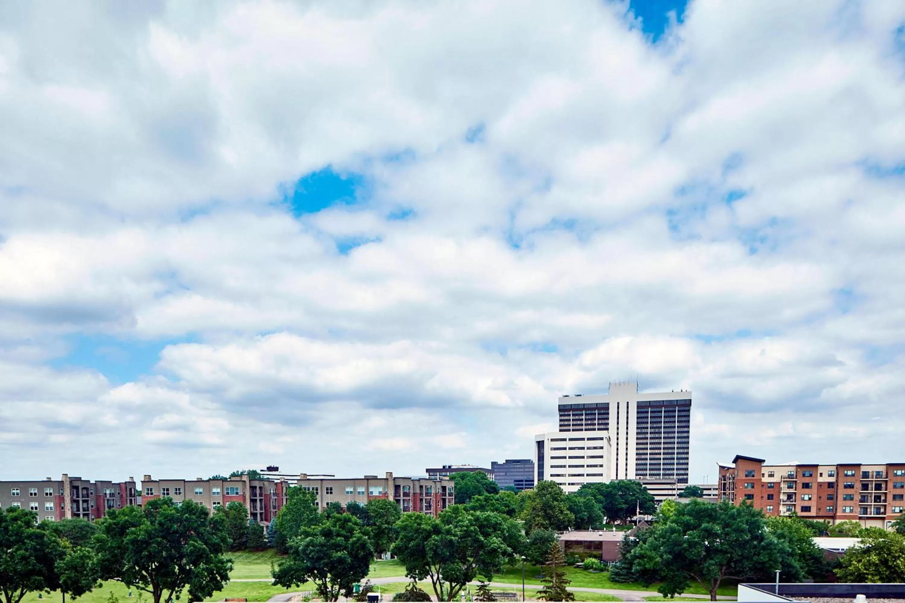 Photo of the whole room in Minneapolis Marriott West