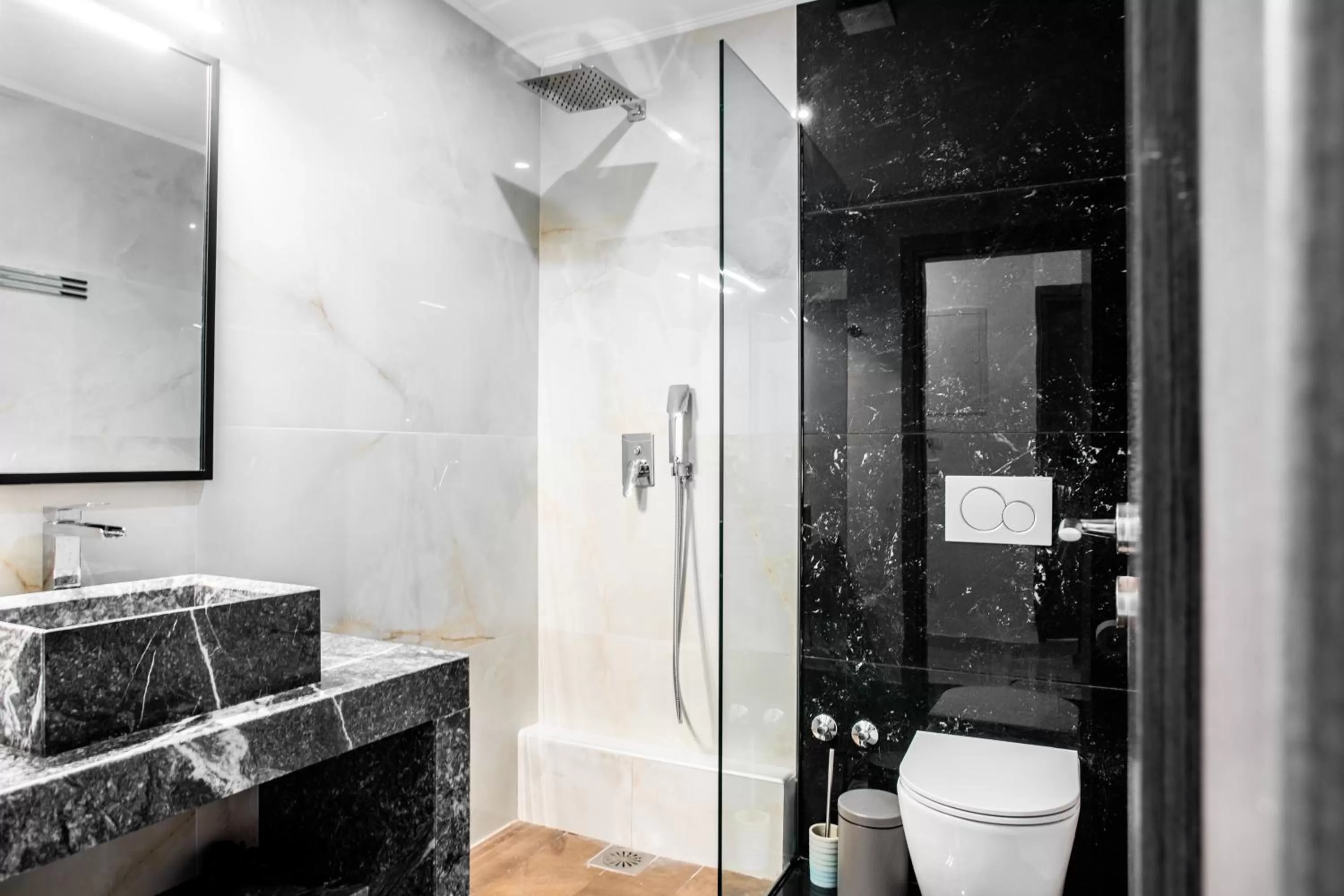 Bathroom in Nicholas Point Apartments and Rooms