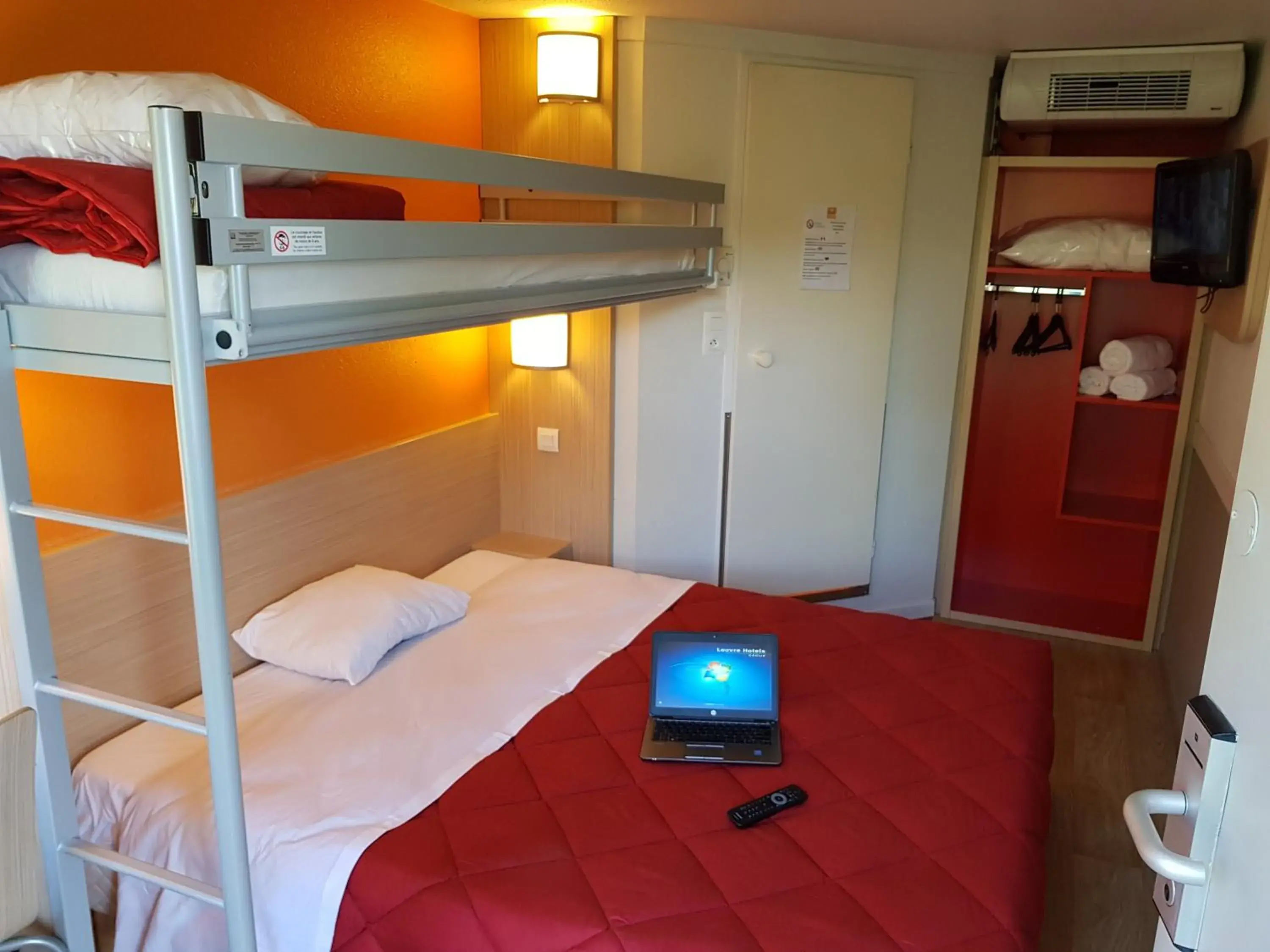 Triple Room (1 Double Bed + 1 Single Bed) in Premiere Classe Lyon Ouest - Tassin Triple Room (1 Double Bed + 1 Single Bed) in Premiere Classe Lyon Ouest - Tassin