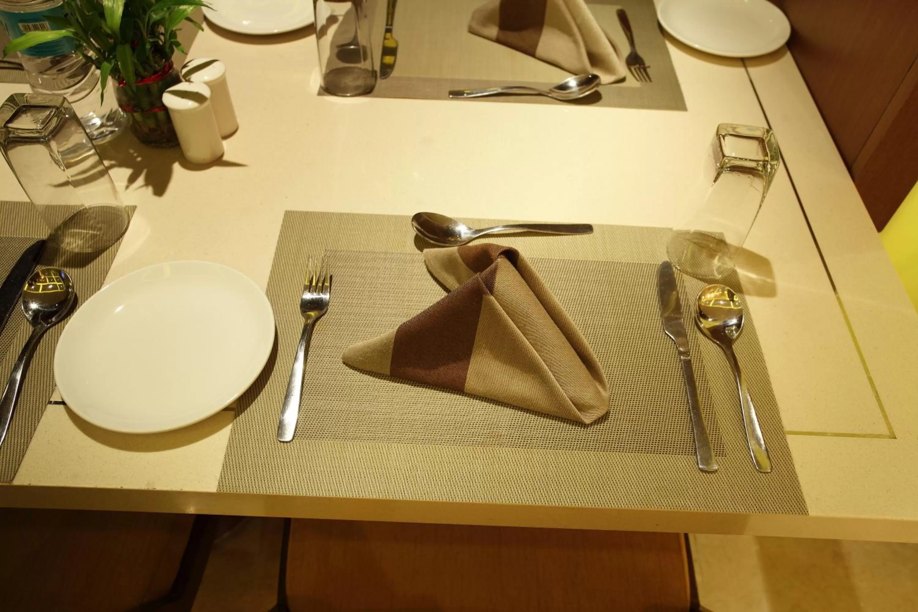 Dining area in Comfort Inn Legacy