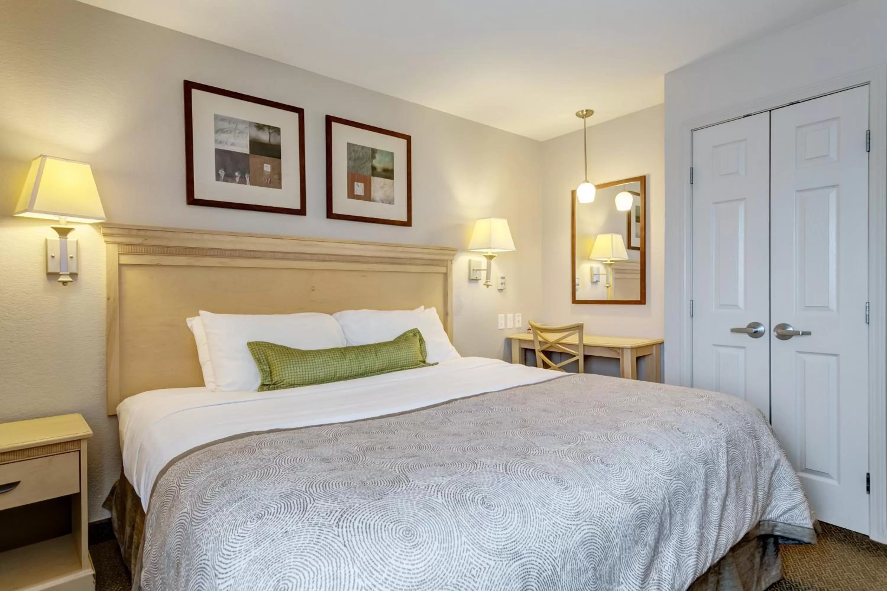 Photo of the whole room, Bed in Candlewood Suites Paducah by IHG