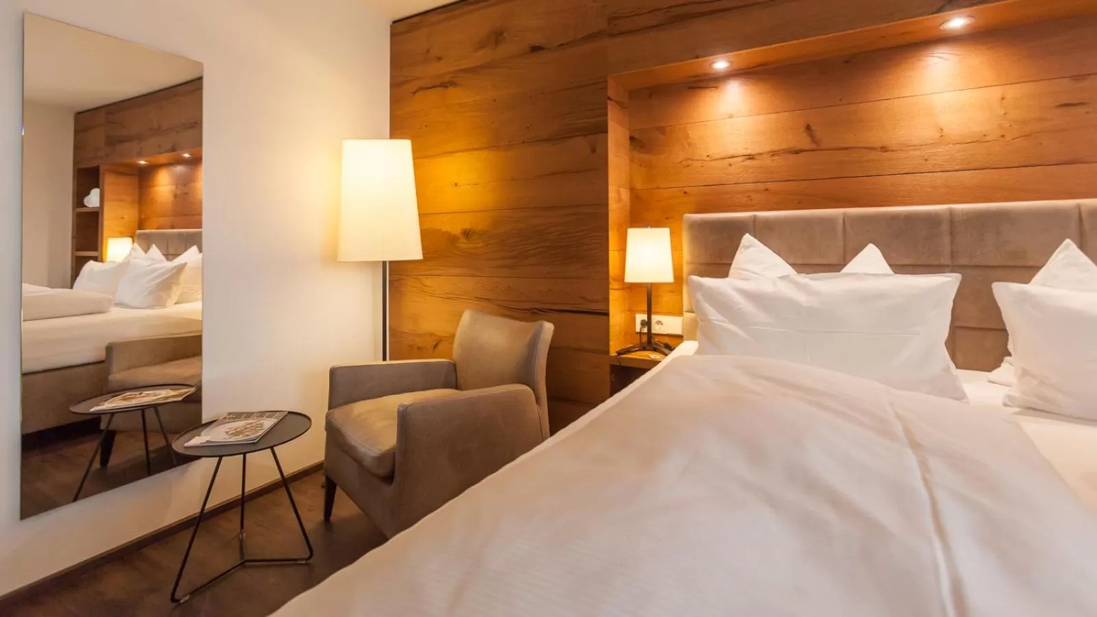 Photo of the whole room, Bed in Bollenhuthotel Kirnbacher Hof