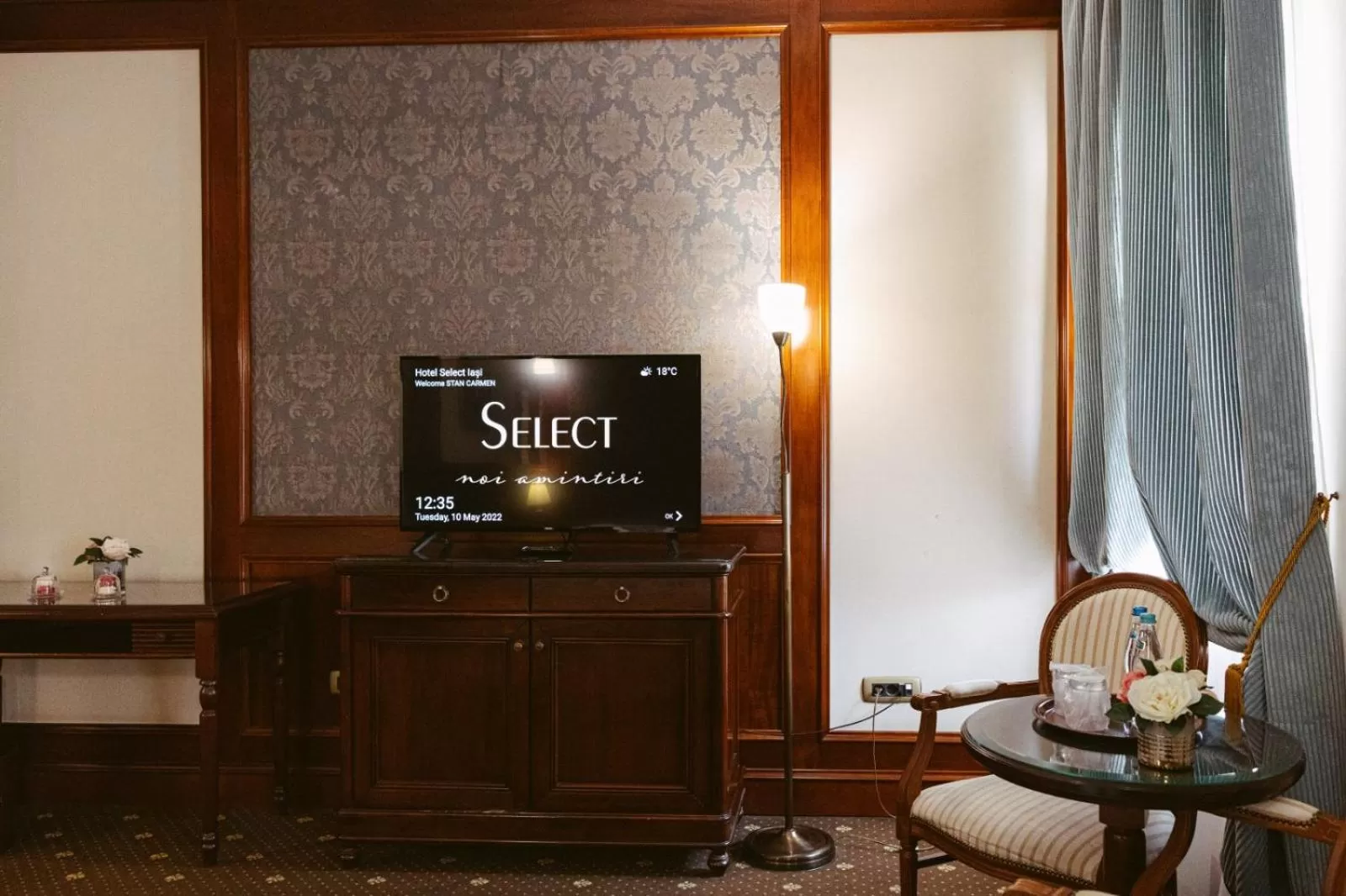 TV/Entertainment Center in Hotel Select