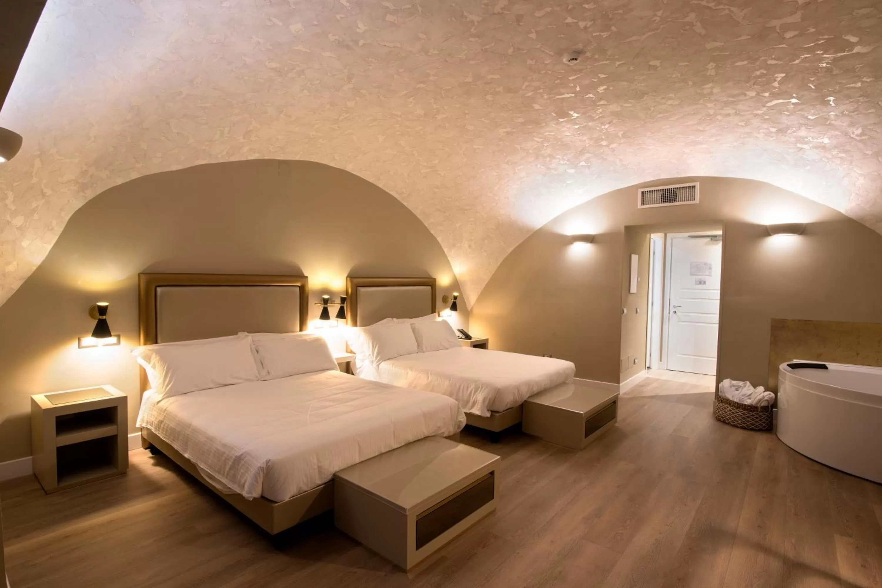 Bed in Caruso Place Luxury Rooms & Suites