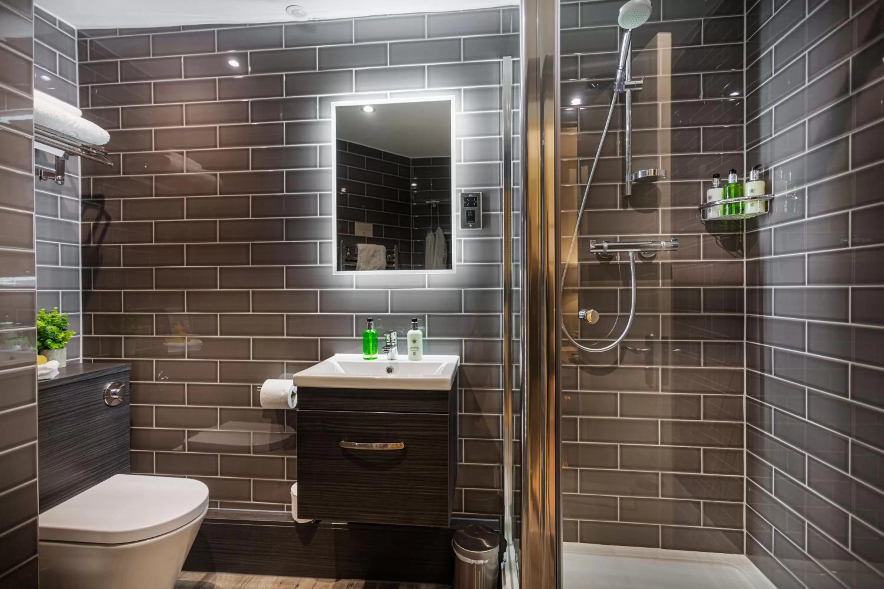 Bathroom in The George Hotel, Amesbury, Wiltshire - The Coaching Inn Group