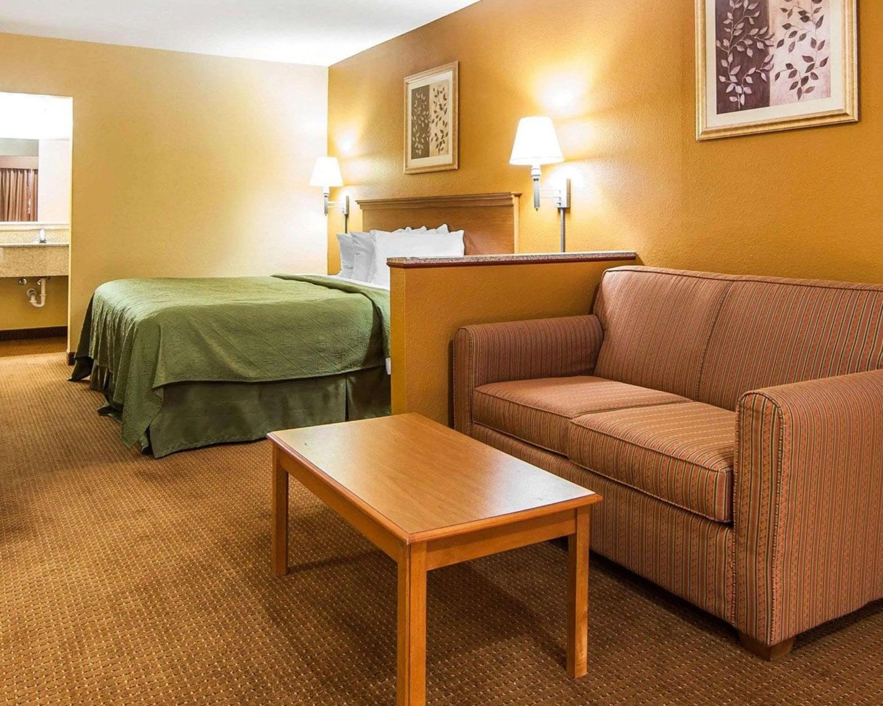 Photo of the whole room, Bed in Quality Inn & Suites Cartersville North