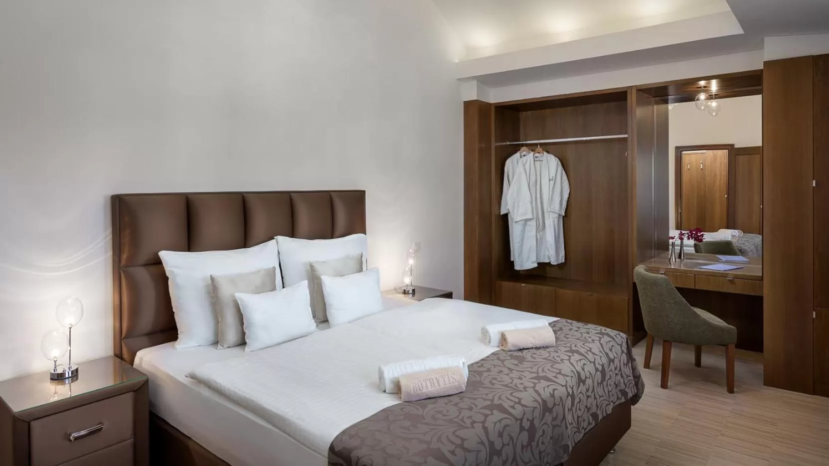 Property building, Bed in Botrytis Borhotel