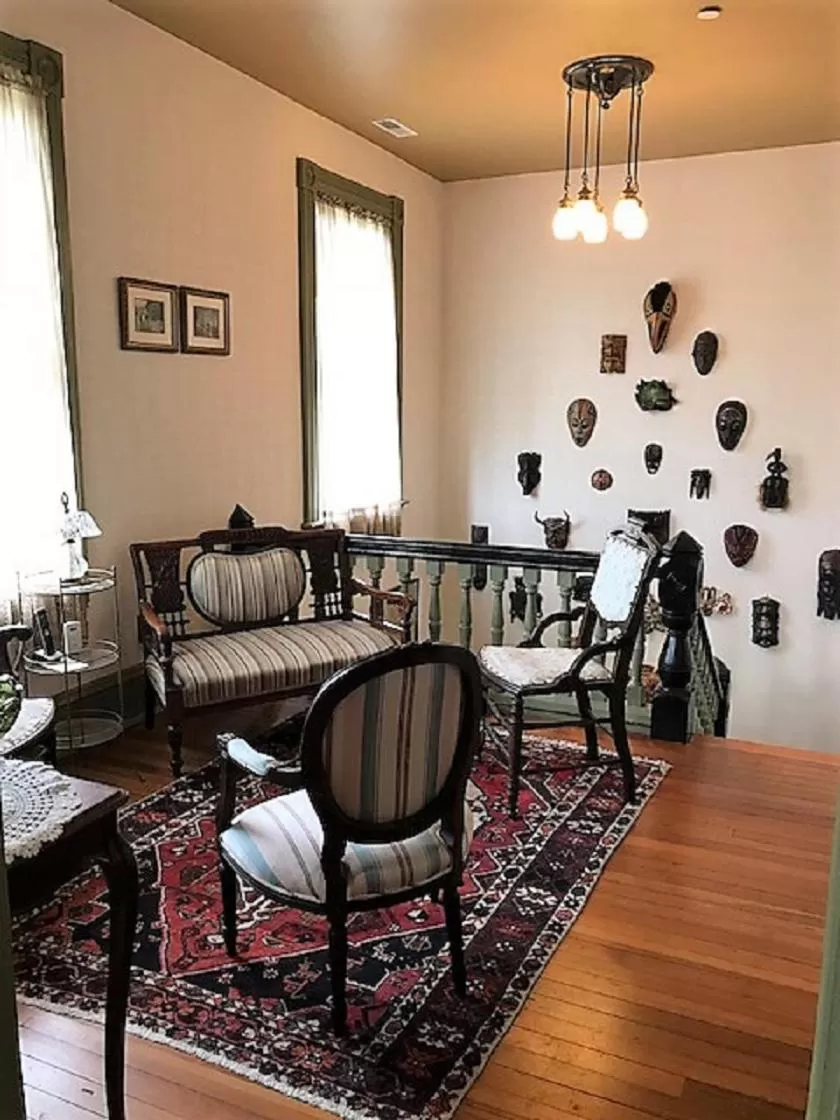 Communal lounge/ TV room in Hummingbird Inn