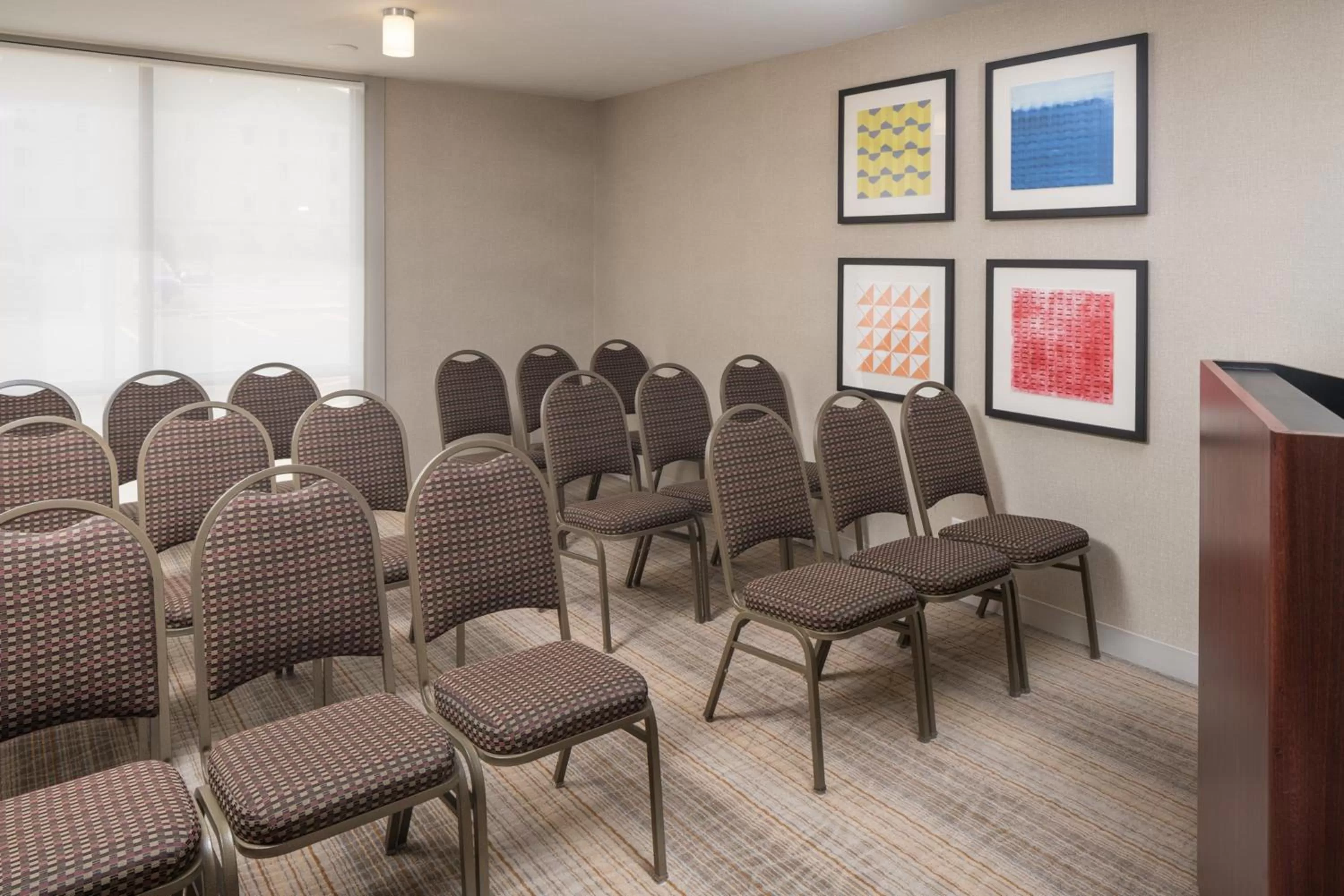 Meeting/conference room in Holiday Inn Express & Suites Springfield by IHG