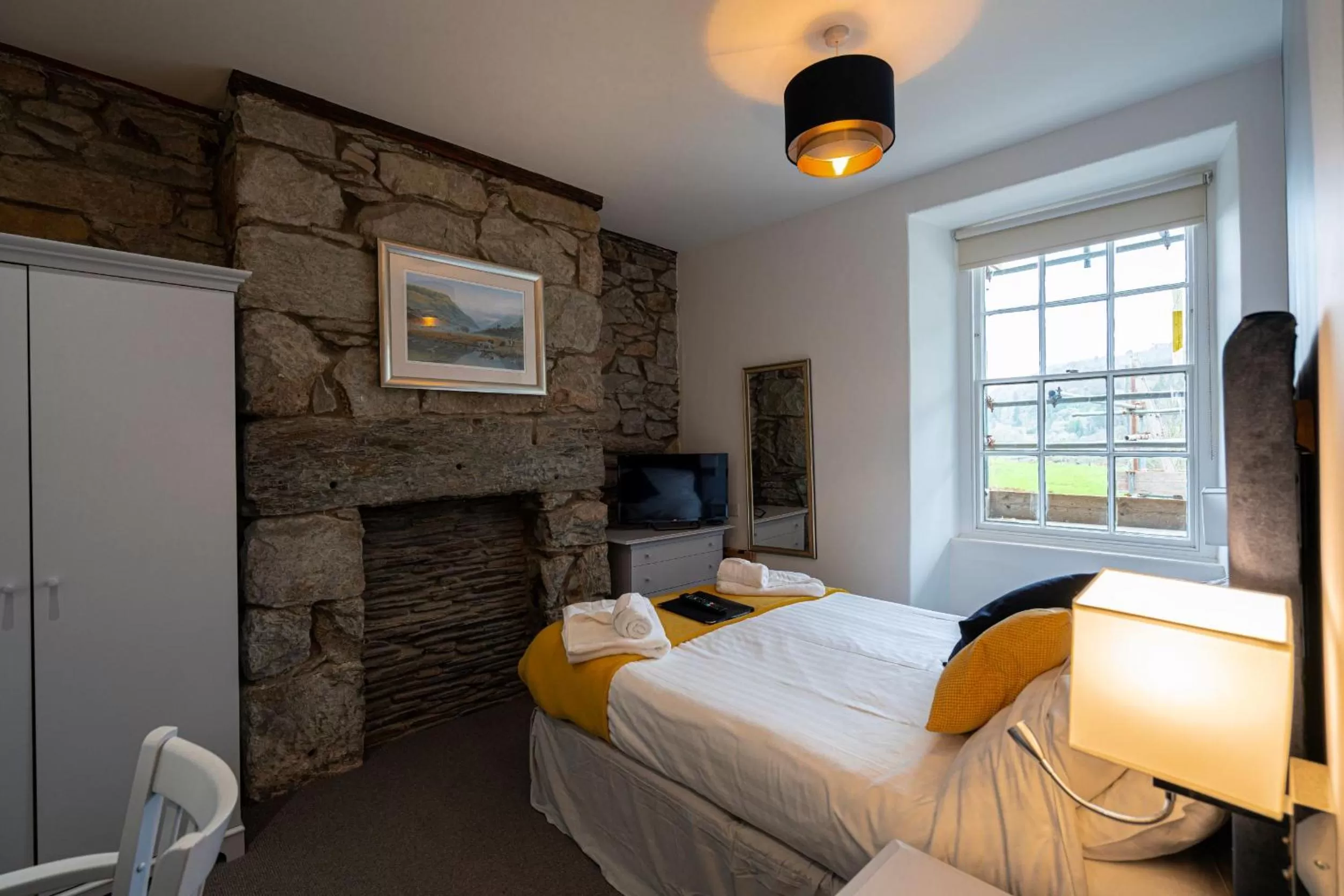 Bedroom, Bed in Grapes Hotel, Bar & Restaurant Snowdonia Nr Zip World