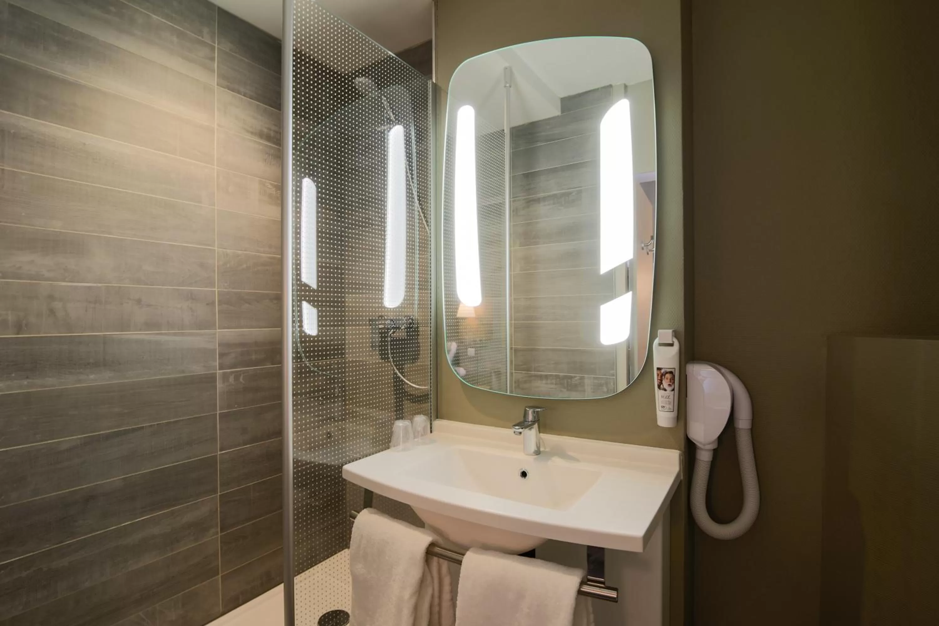 Bathroom in ibis Montauban