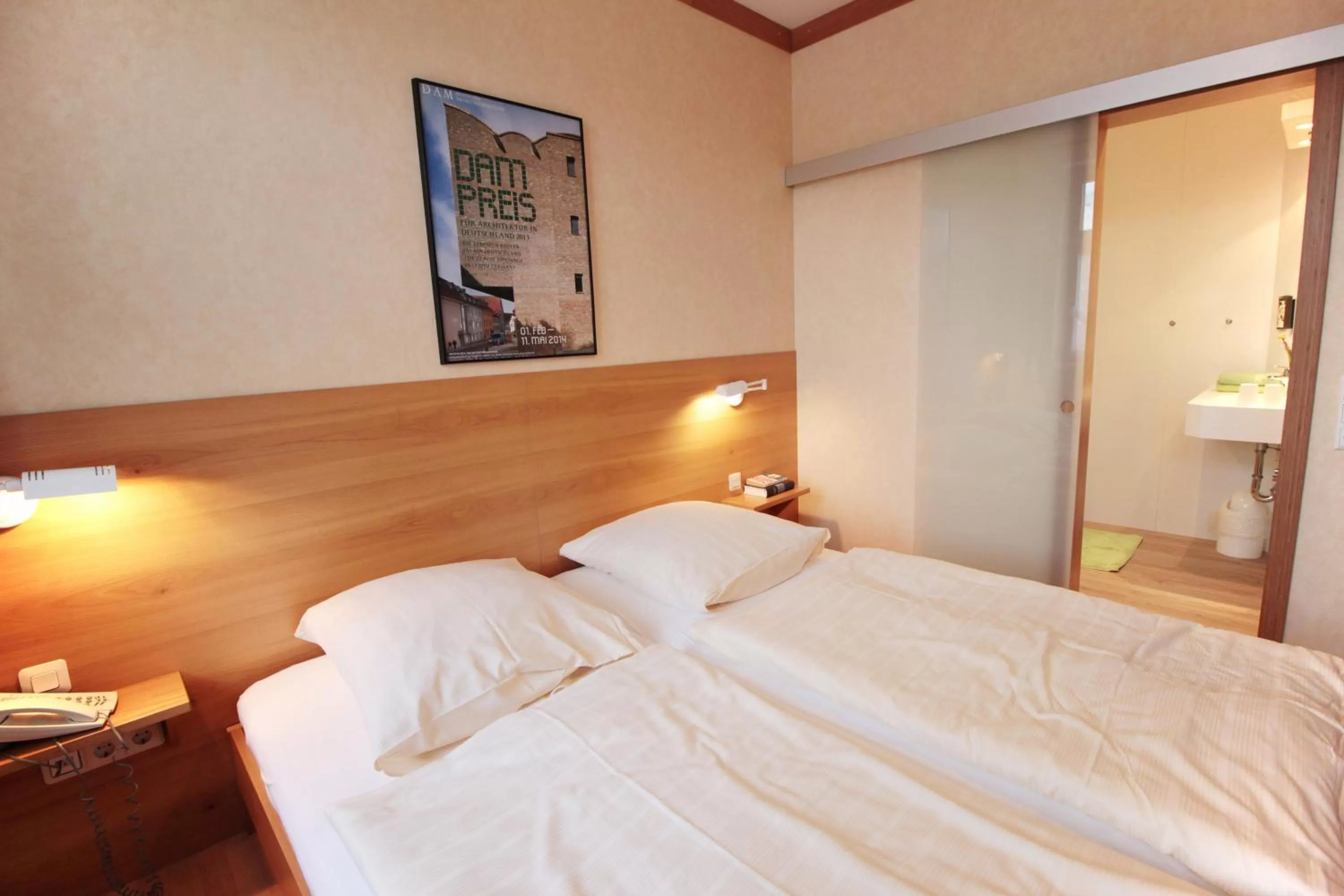 Photo of the whole room, Bed in An der Persiluhr Stadt-gut-Hotel