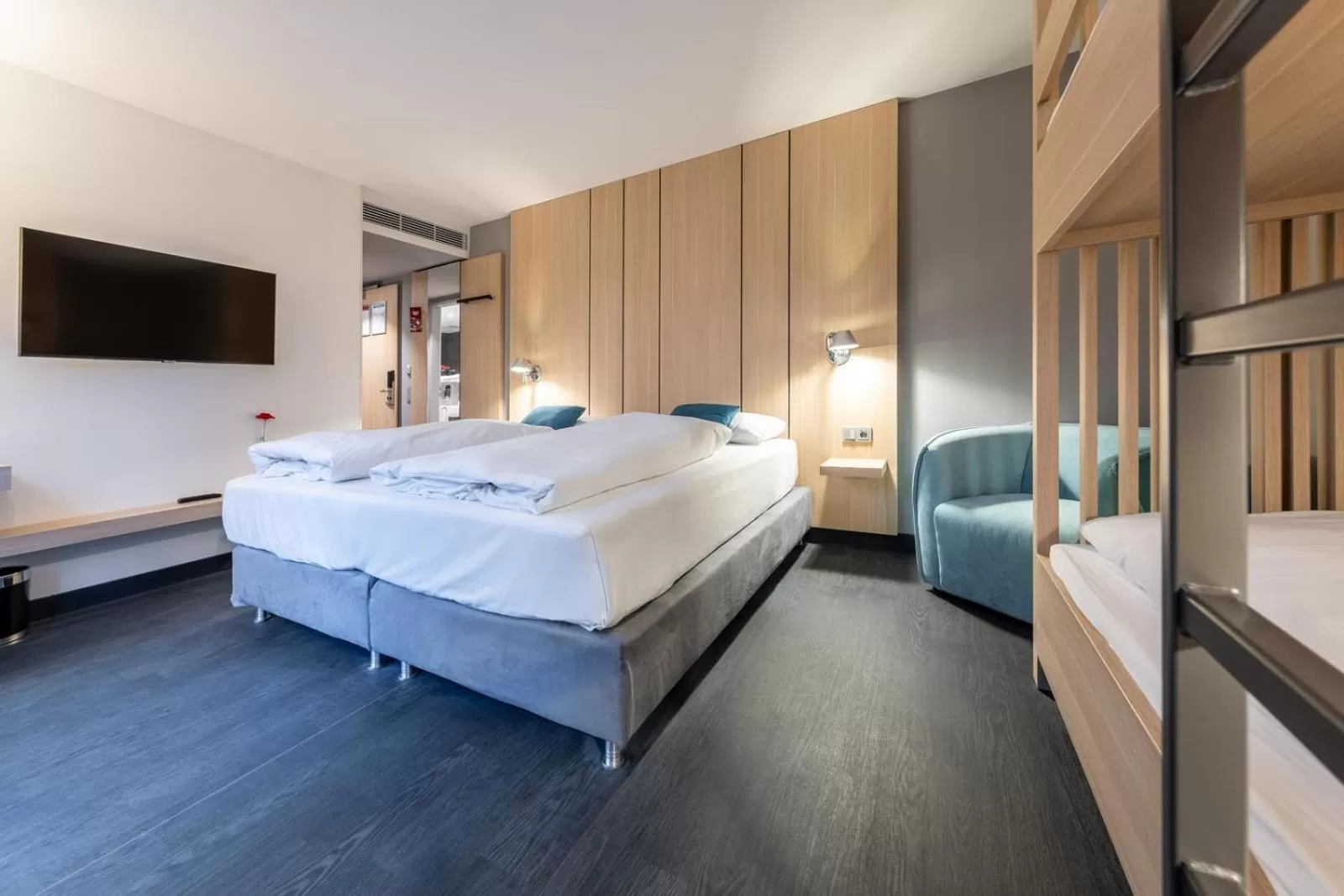Photo of the whole room, Bed in Serways Hotel Hösel